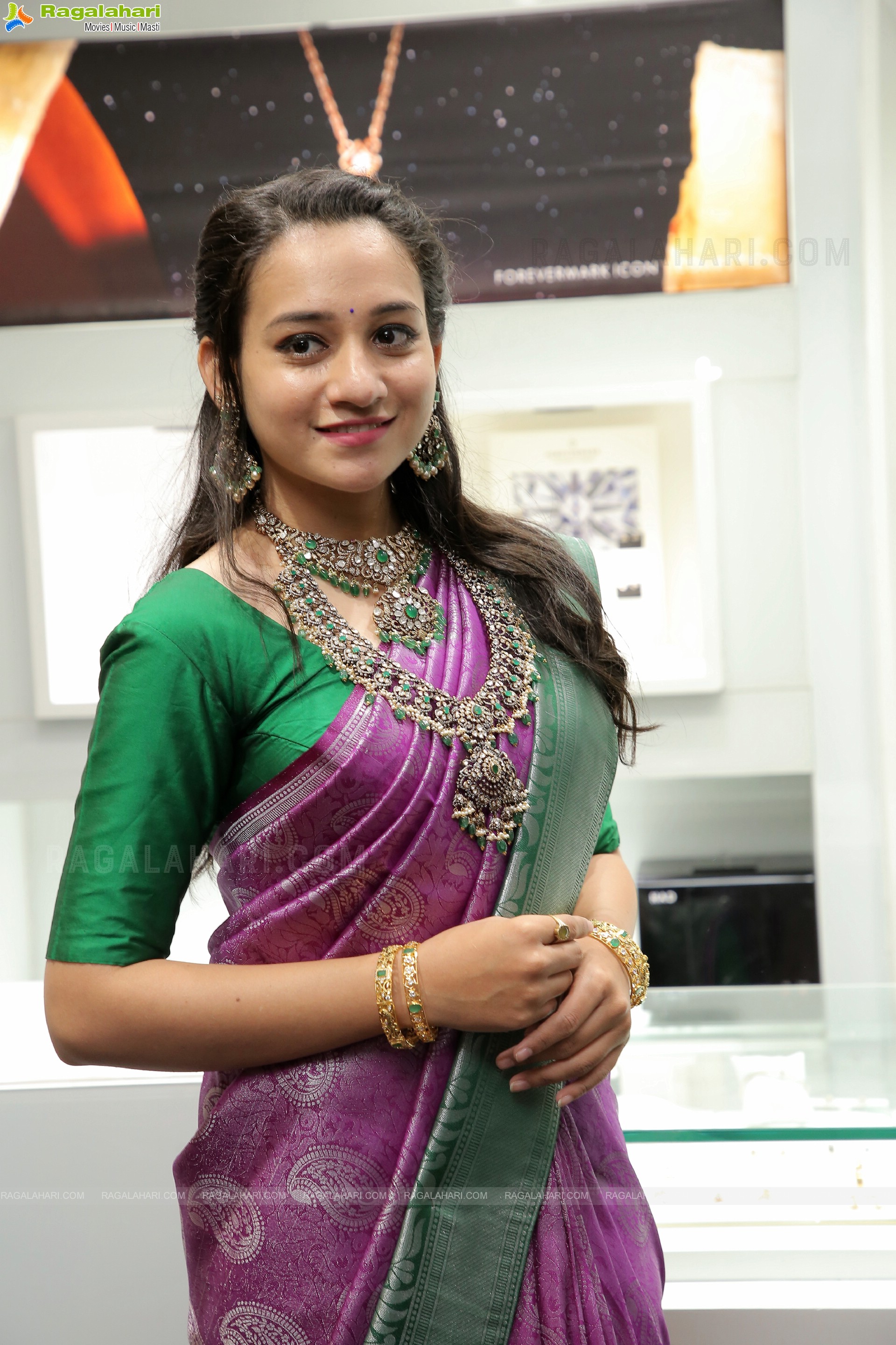 Bhuvaneshwari Showcases a Collection at Manepally Jewellers Special Diwali Collection Launch