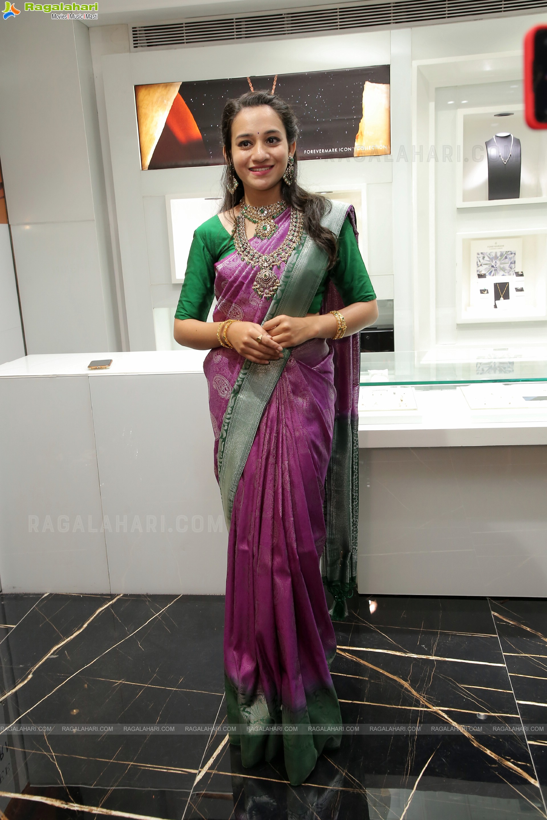 Bhuvaneshwari Showcases a Collection at Manepally Jewellers Special Diwali Collection Launch