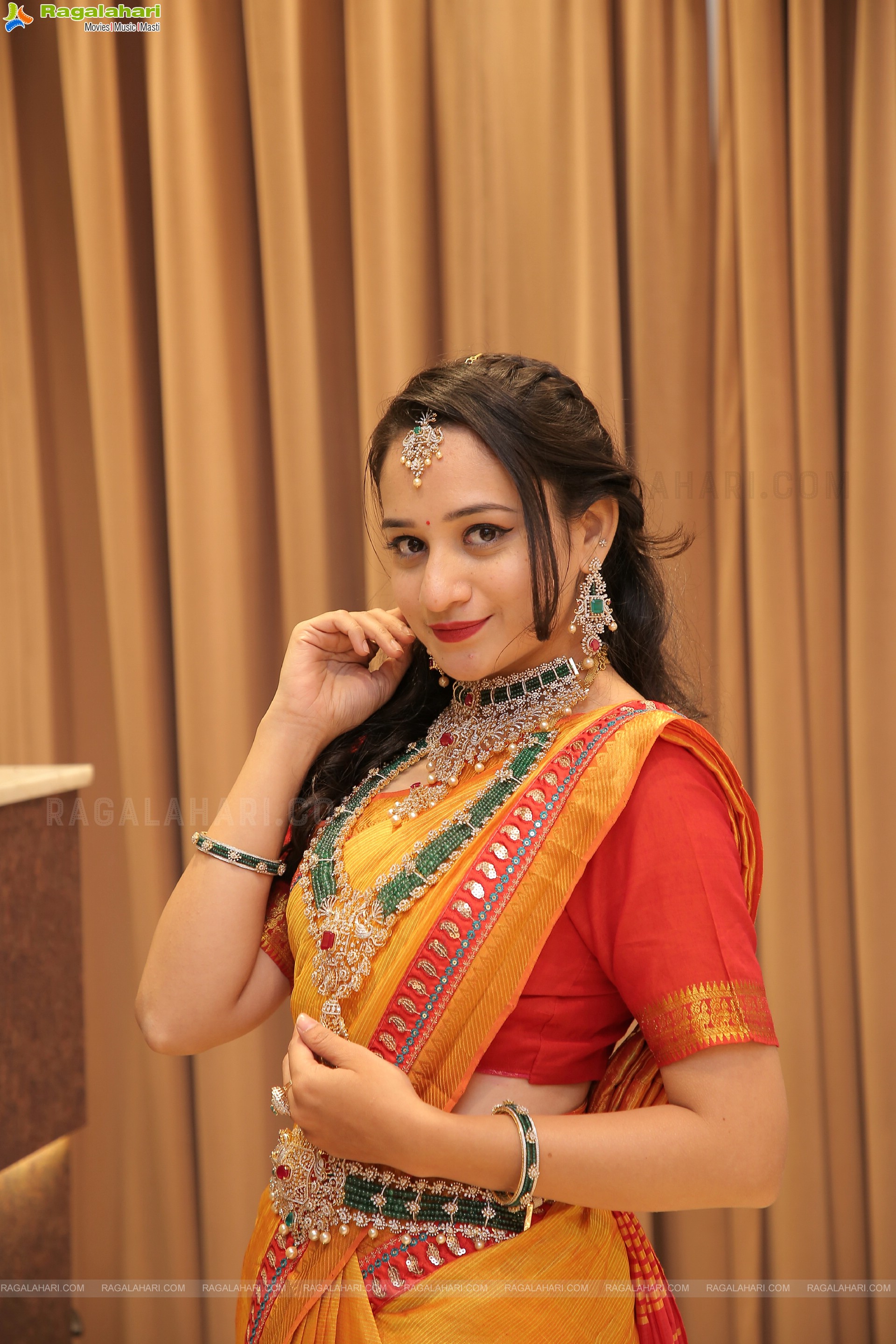 Bhuvaneshwari Poses With Jewellery, HD Photo Gallery