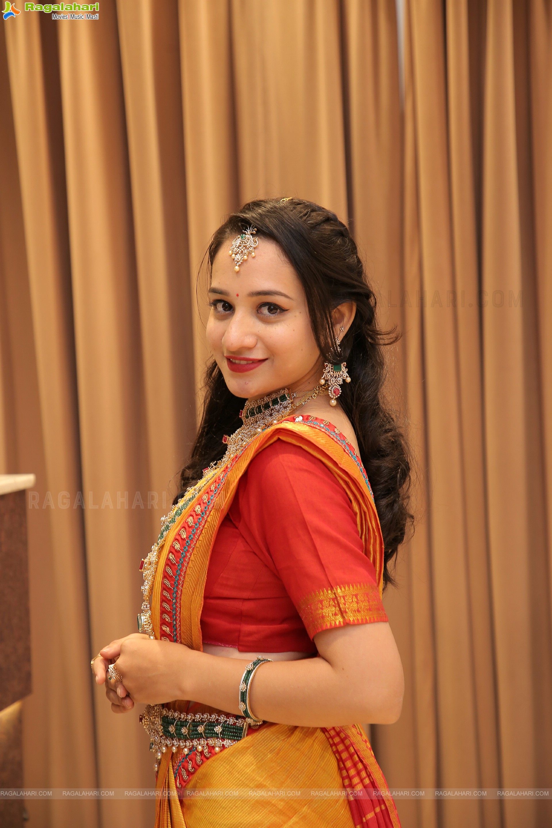 Bhuvaneshwari Poses With Jewellery, HD Photo Gallery