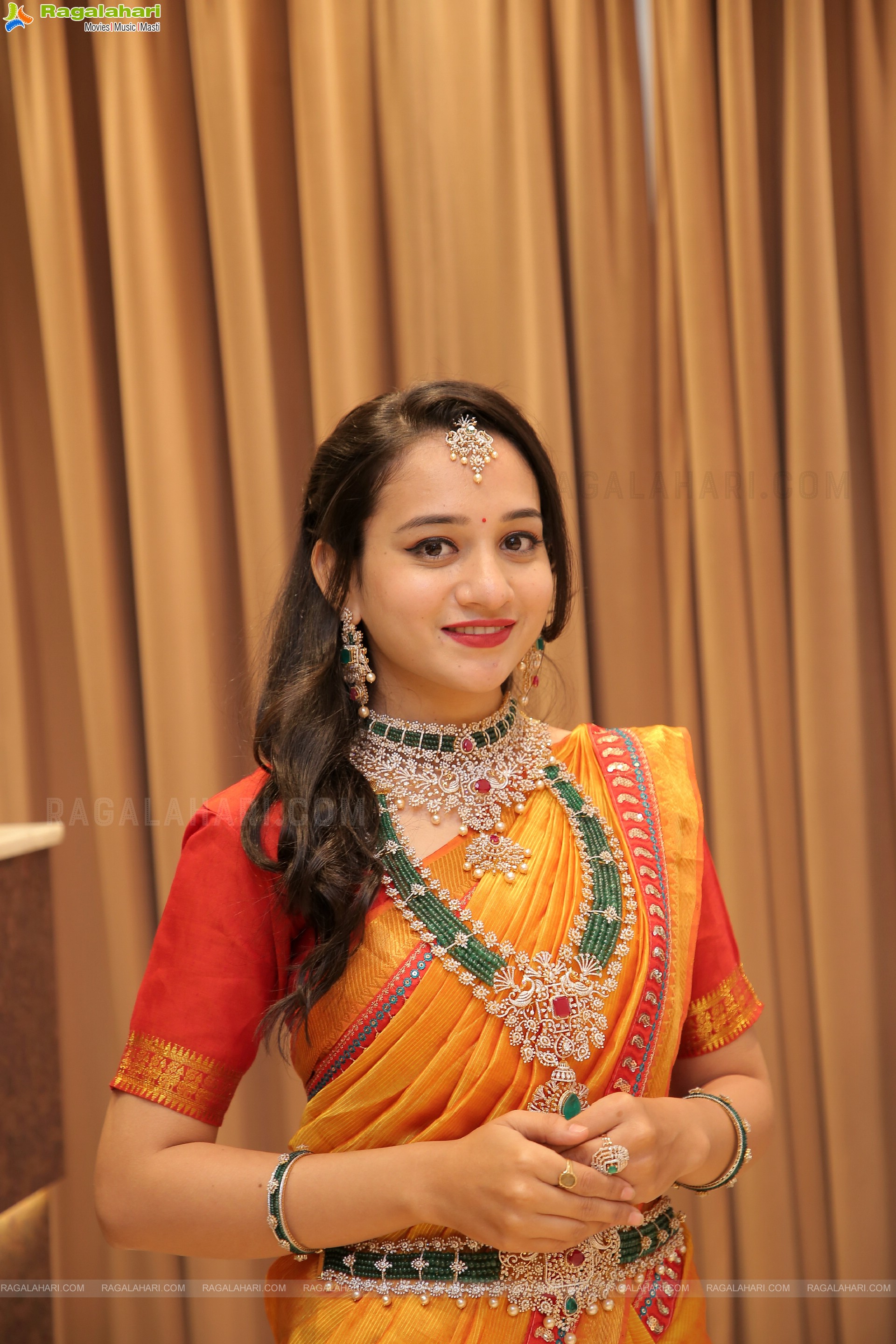 Bhuvaneshwari Poses With Jewellery, HD Photo Gallery