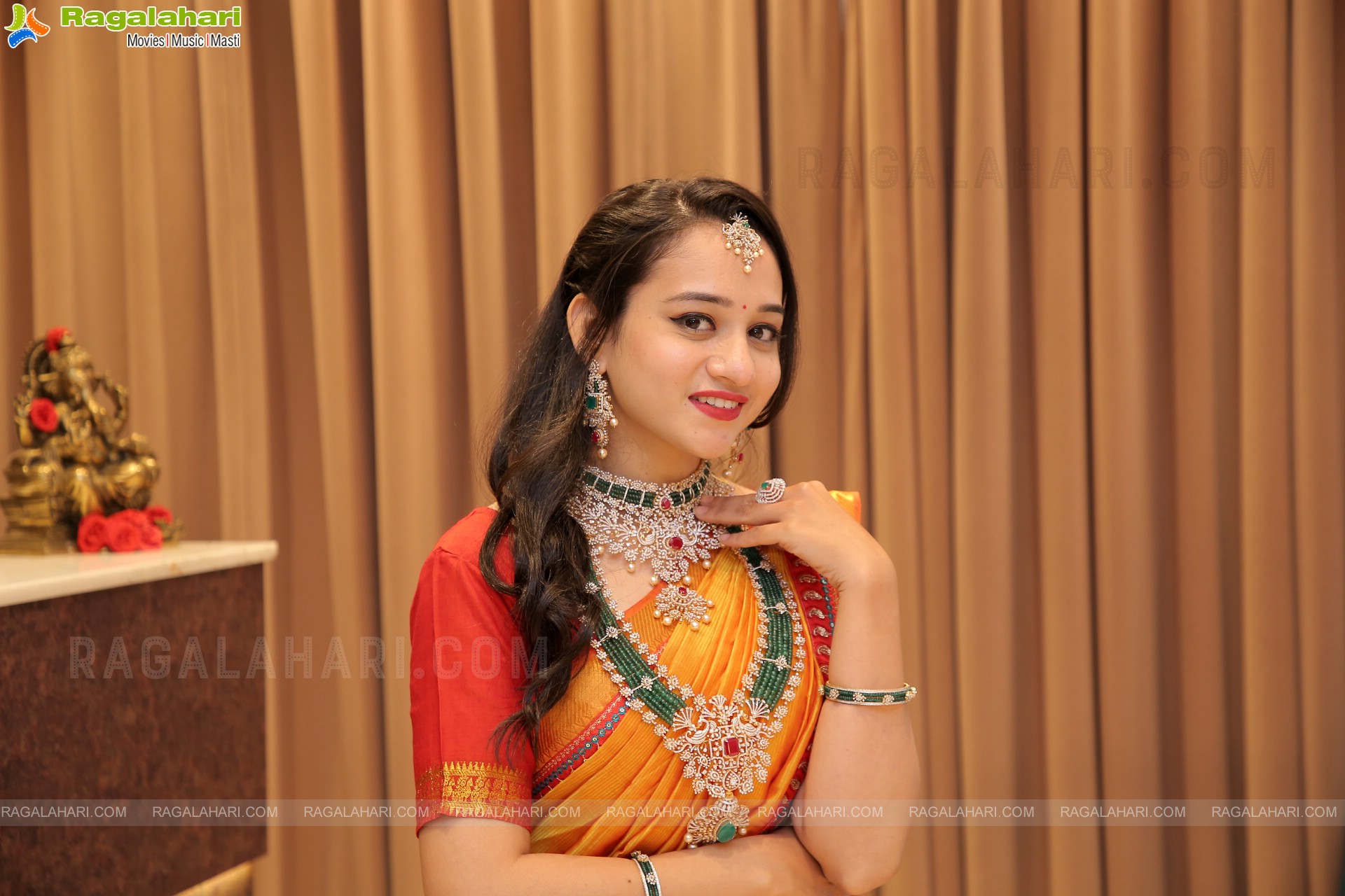 Bhuvaneshwari Poses With Jewellery, HD Photo Gallery