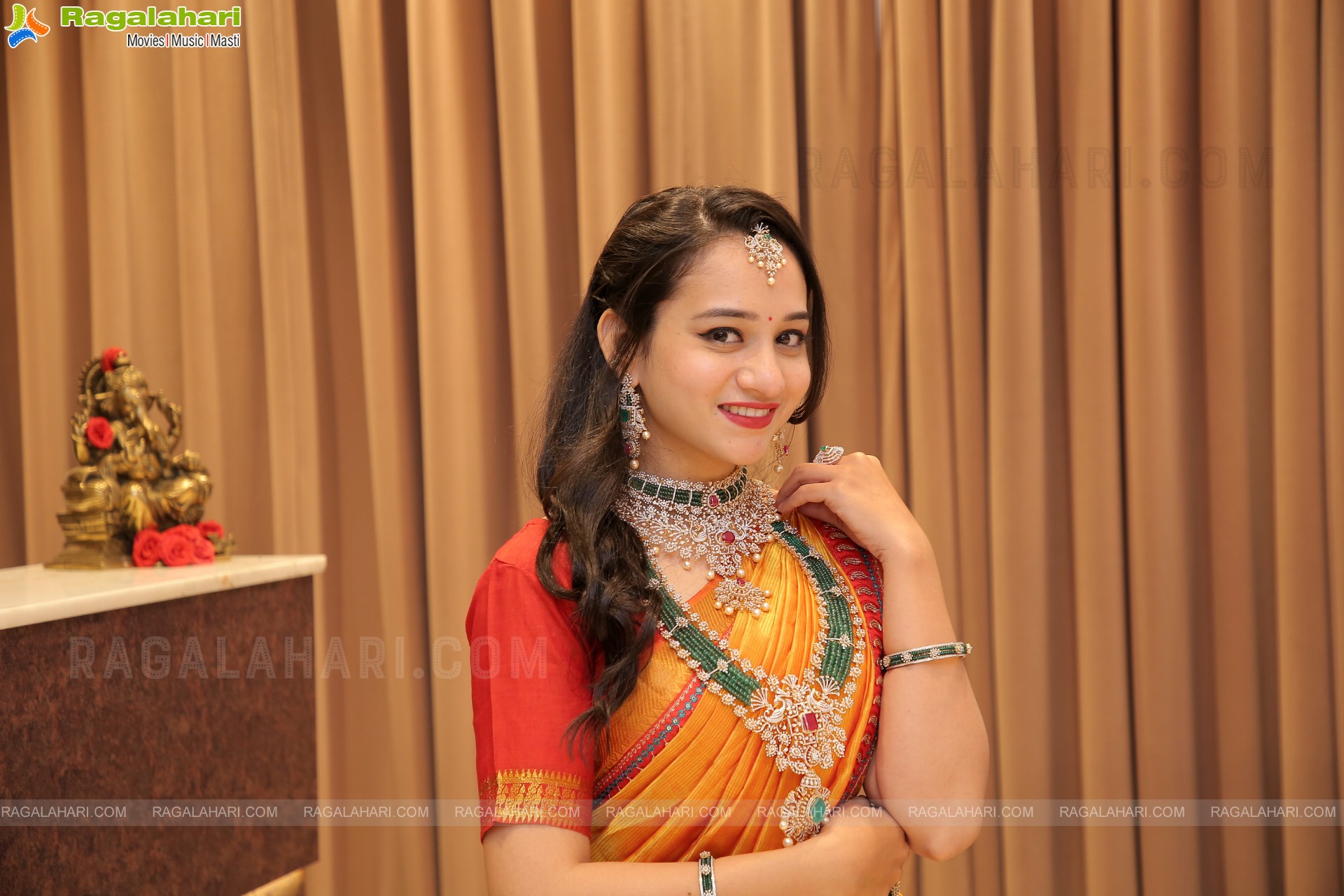 Bhuvaneshwari Poses With Jewellery, HD Photo Gallery