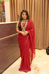 Chandni Bhagwanani Poses With Jewellery