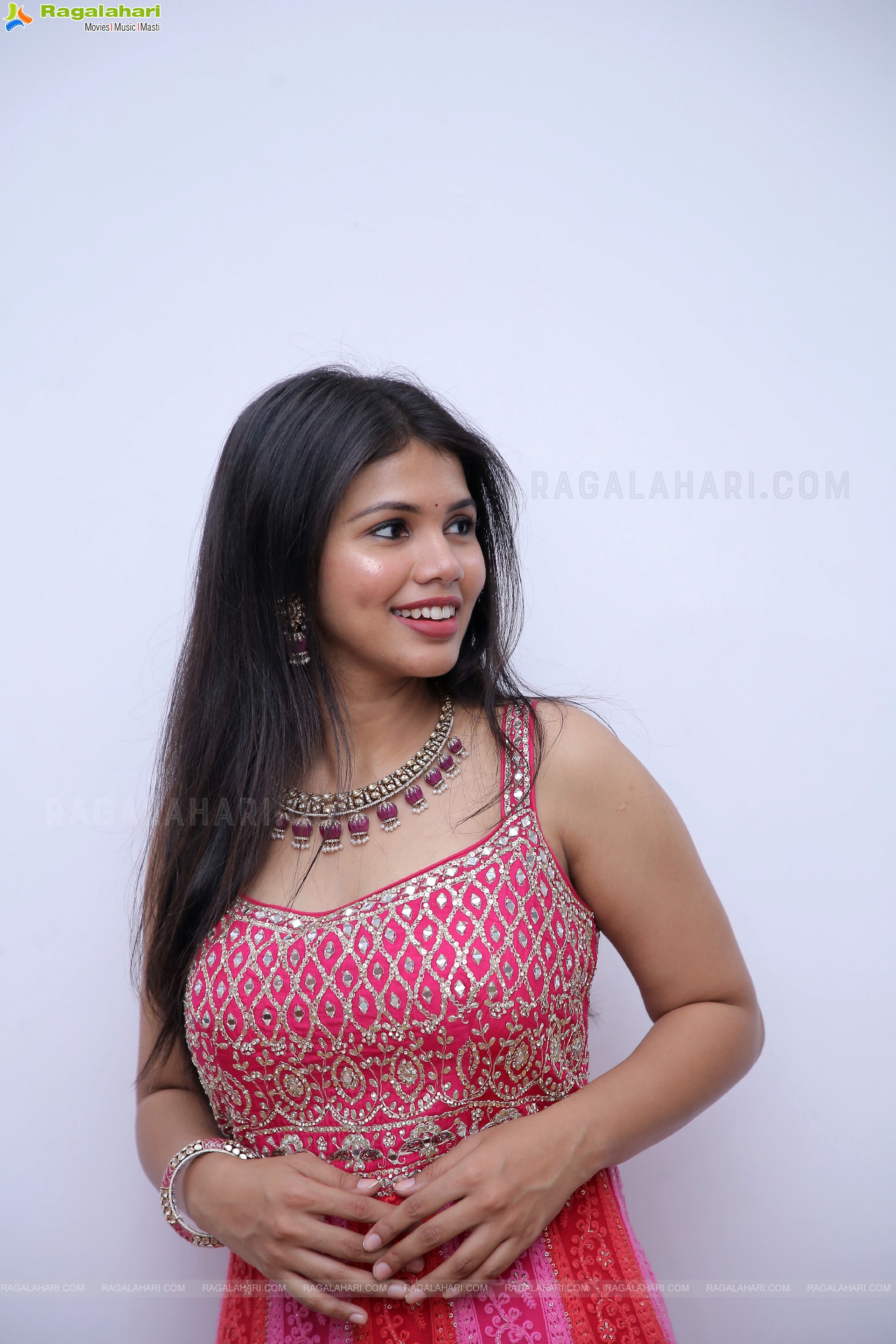 Divya Narni Poses With Jewellery, HD Photo Gallery