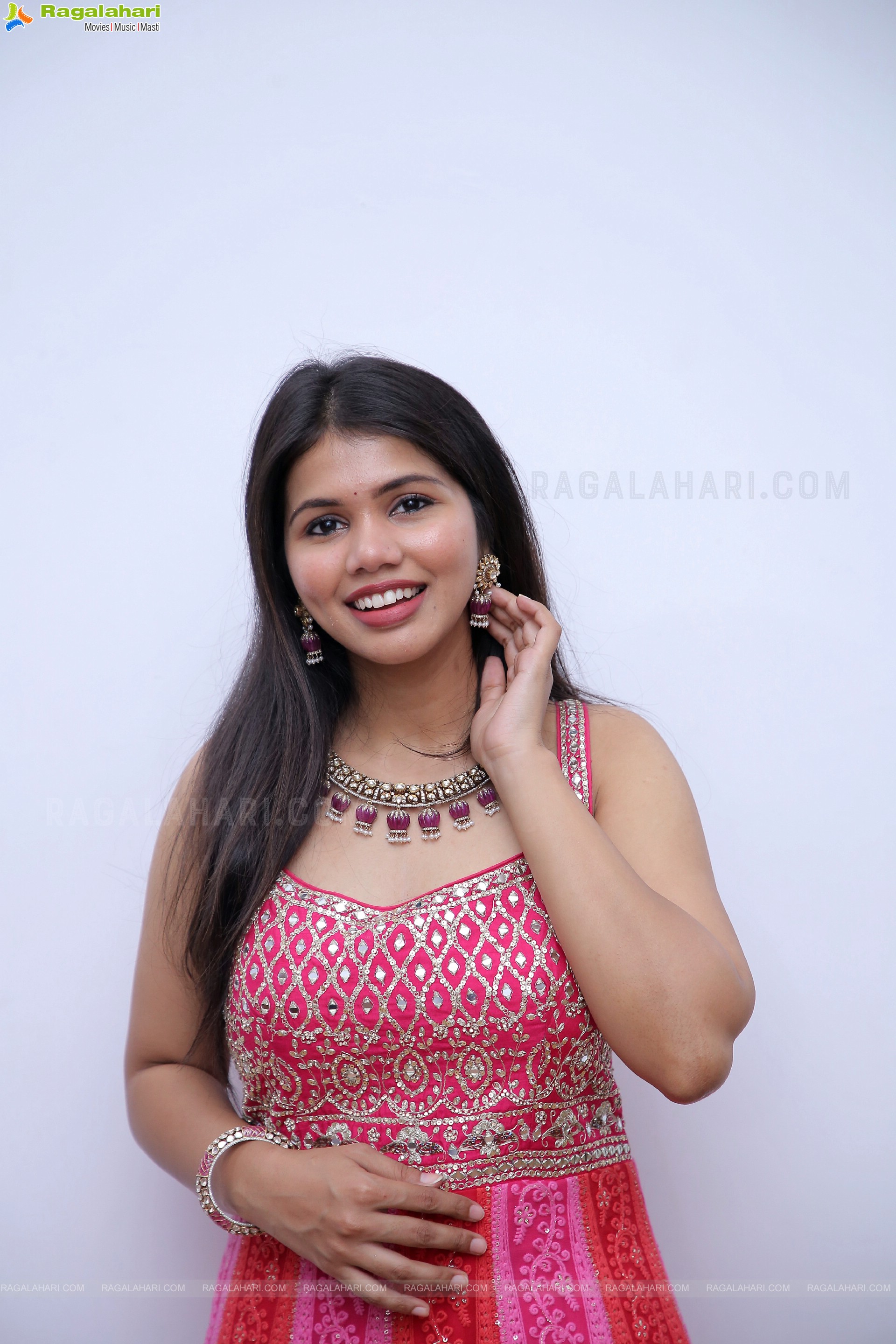 Divya Narni Poses With Jewellery, HD Photo Gallery