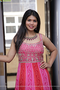 Divya Narni Poses With Jewellery