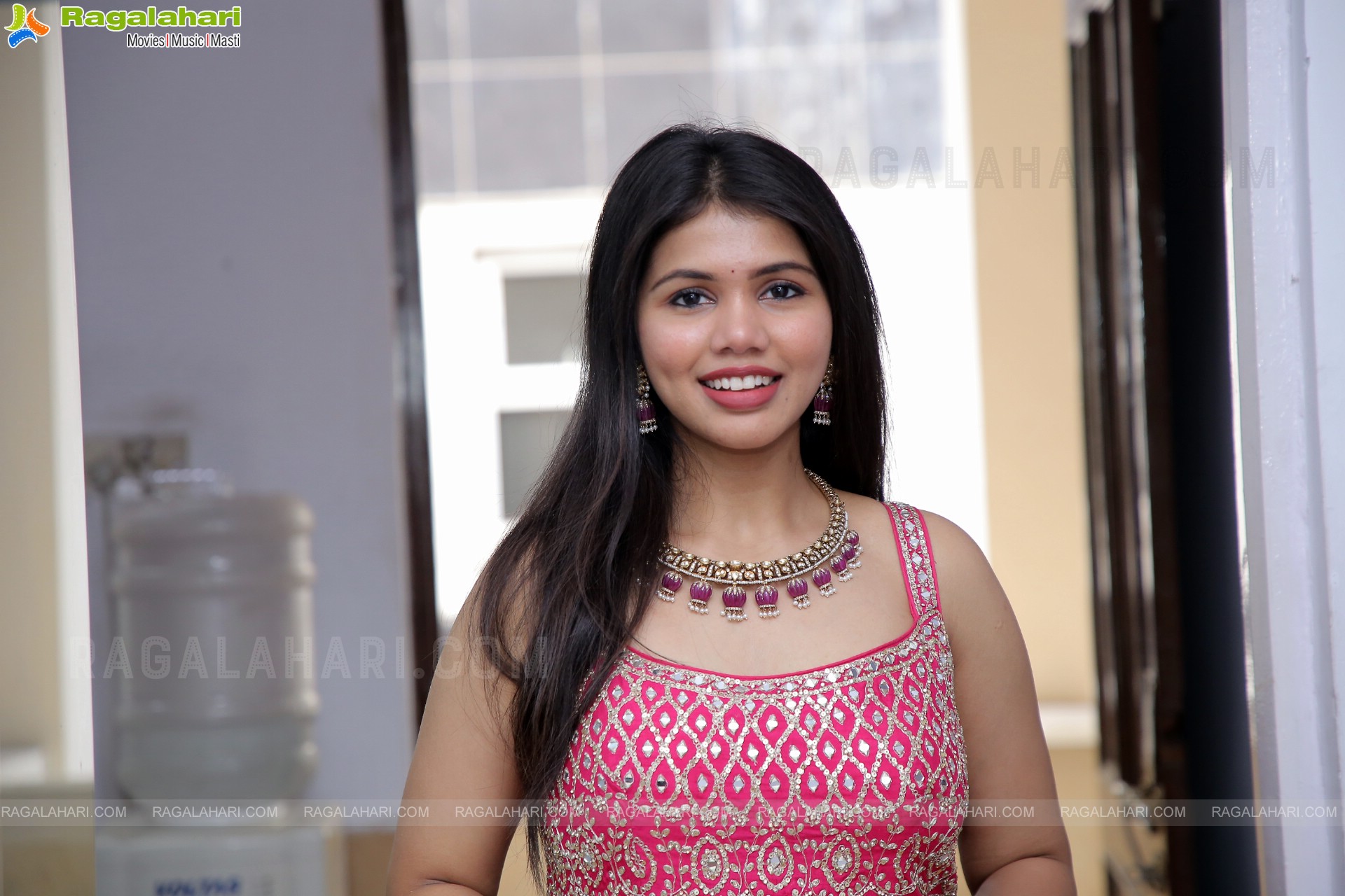 Divya Narni Poses With Jewellery, HD Photo Gallery