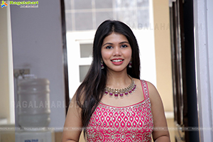 Divya Narni Poses With Jewellery