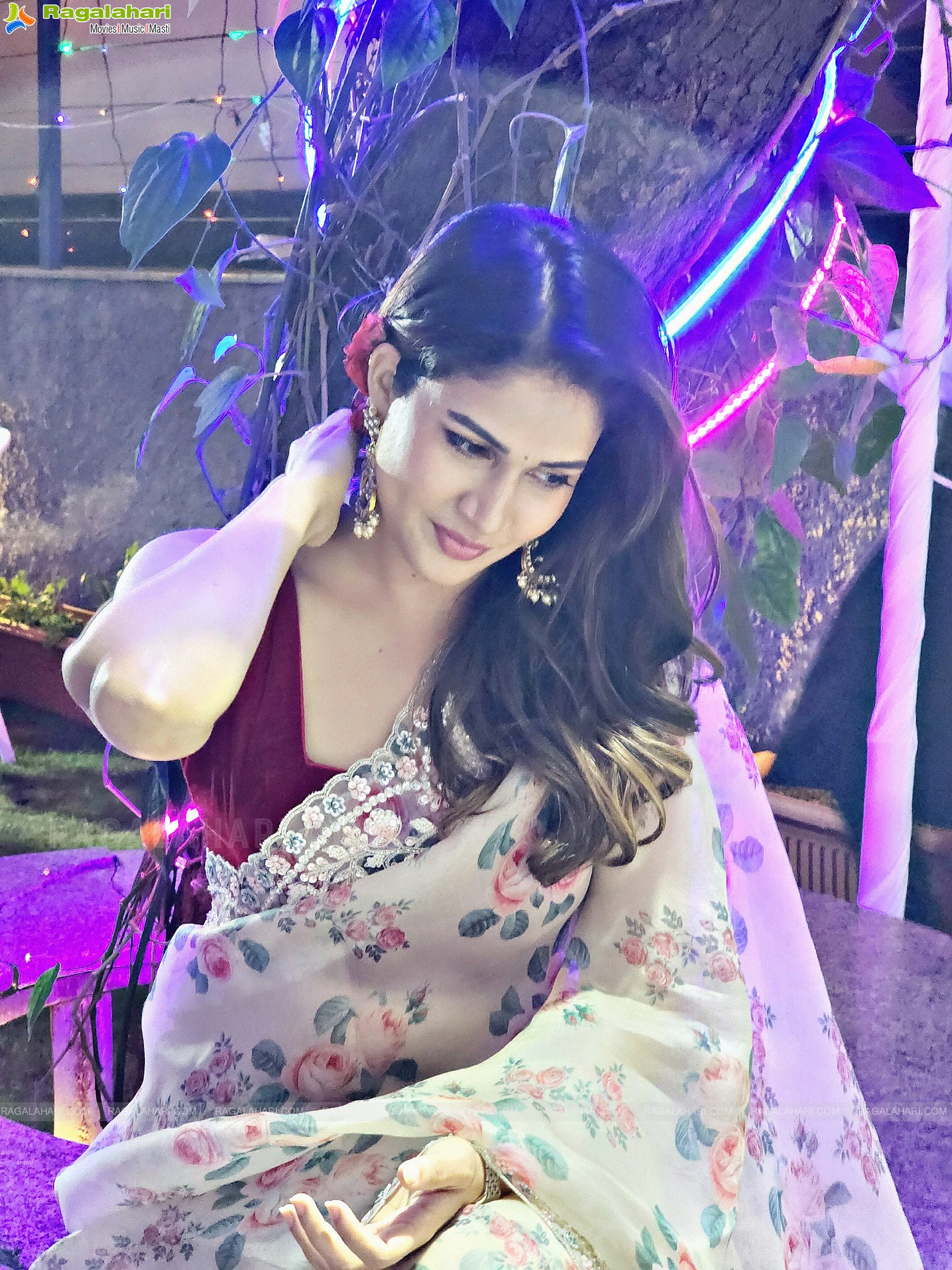 Lavanya Tripathi Stills in Floral Print White Saree, HD Photo Gallery