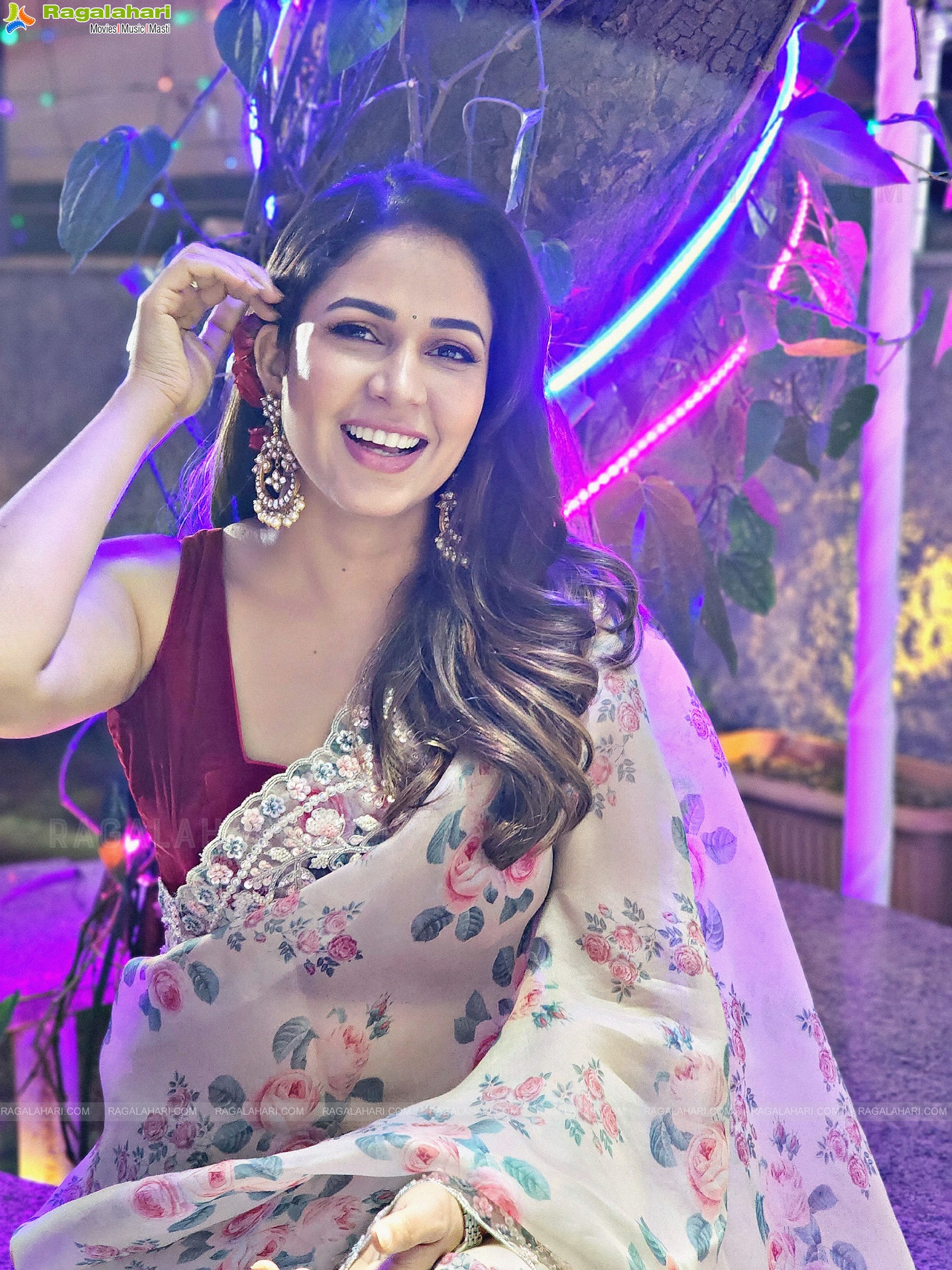 Lavanya Tripathi Stills in Floral Print White Saree, HD Photo Gallery