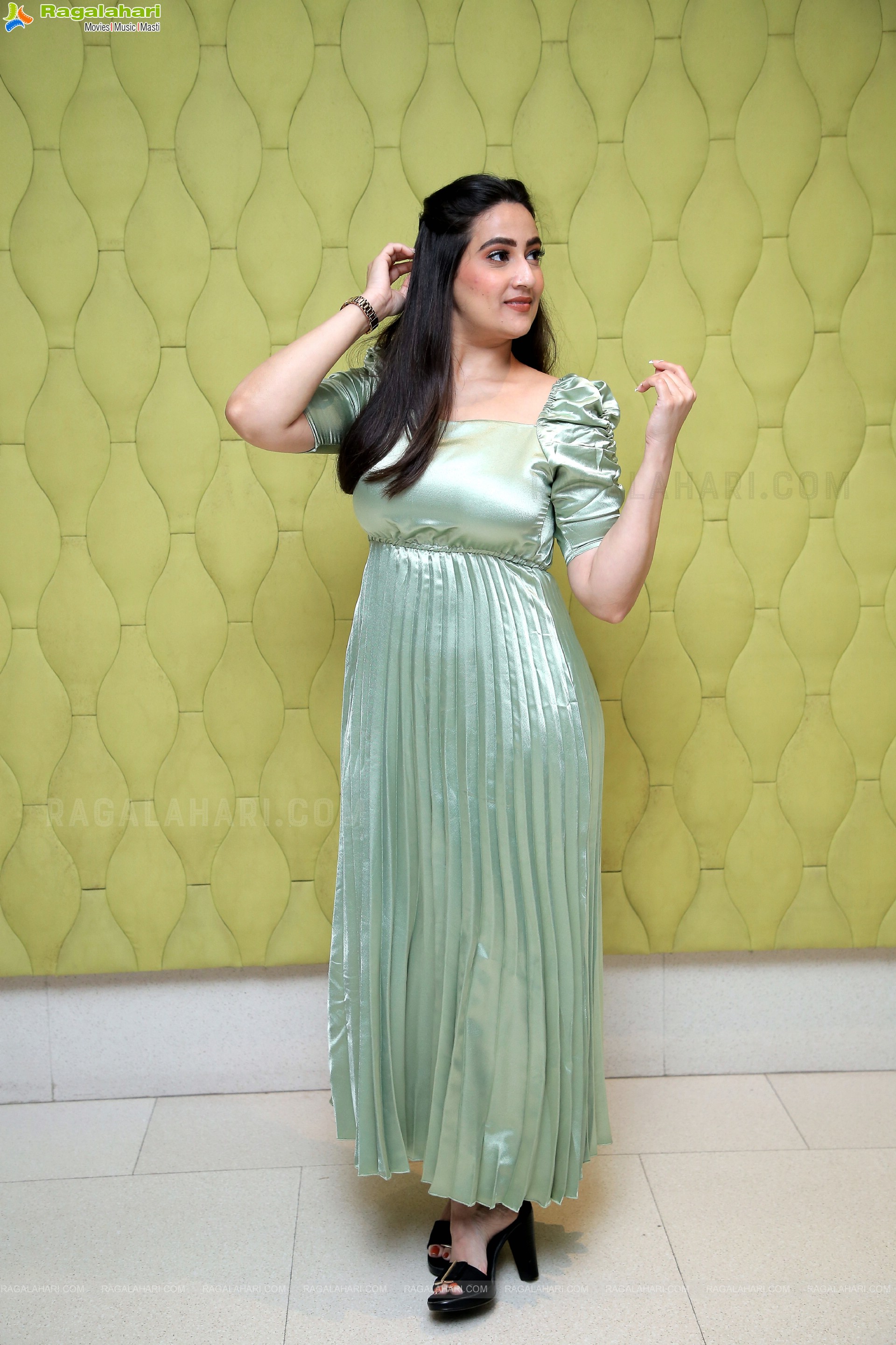 Anchor Manjusha in Mint Green Dress, HD Photo Gallery