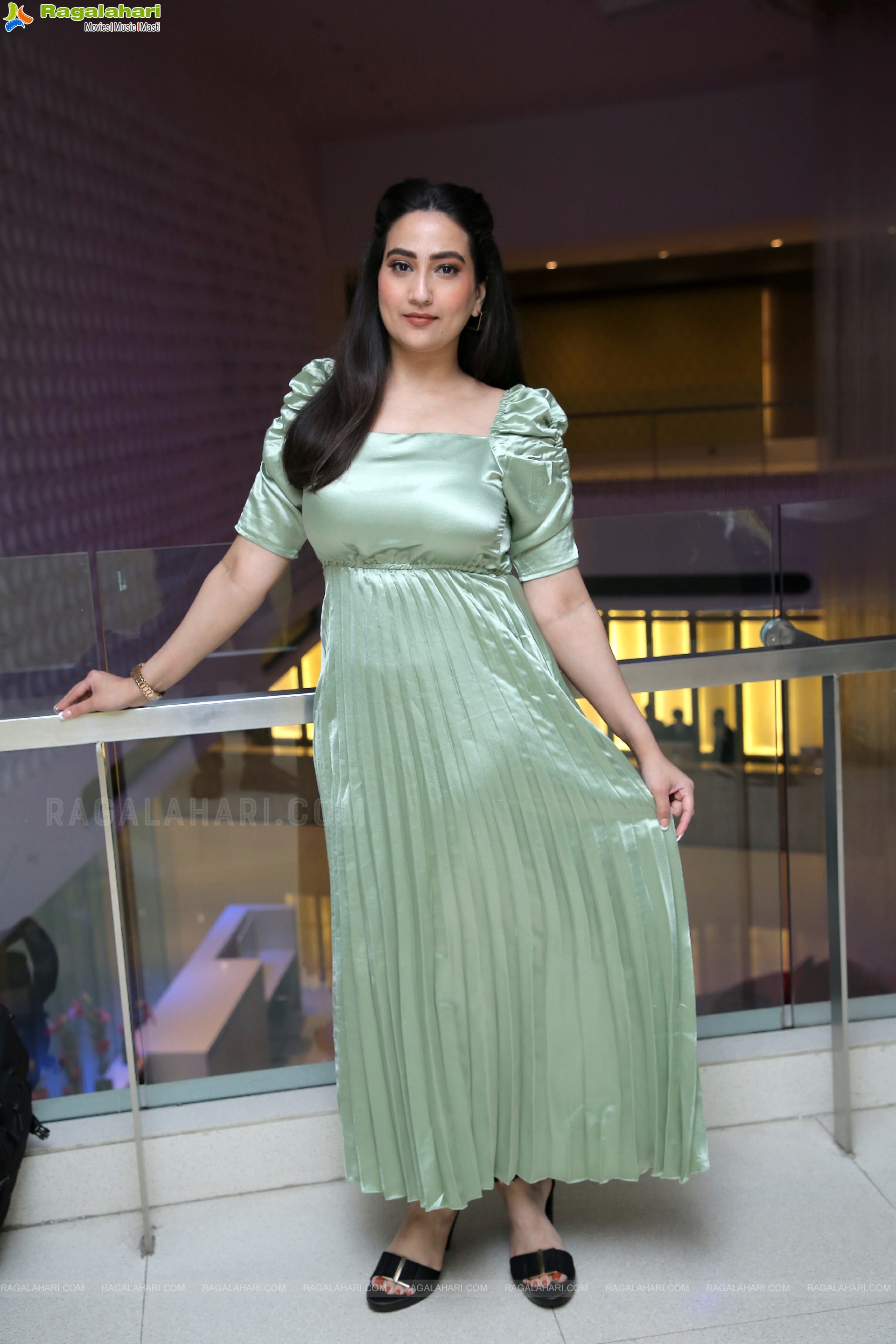 Anchor Manjusha in Mint Green Dress, HD Photo Gallery