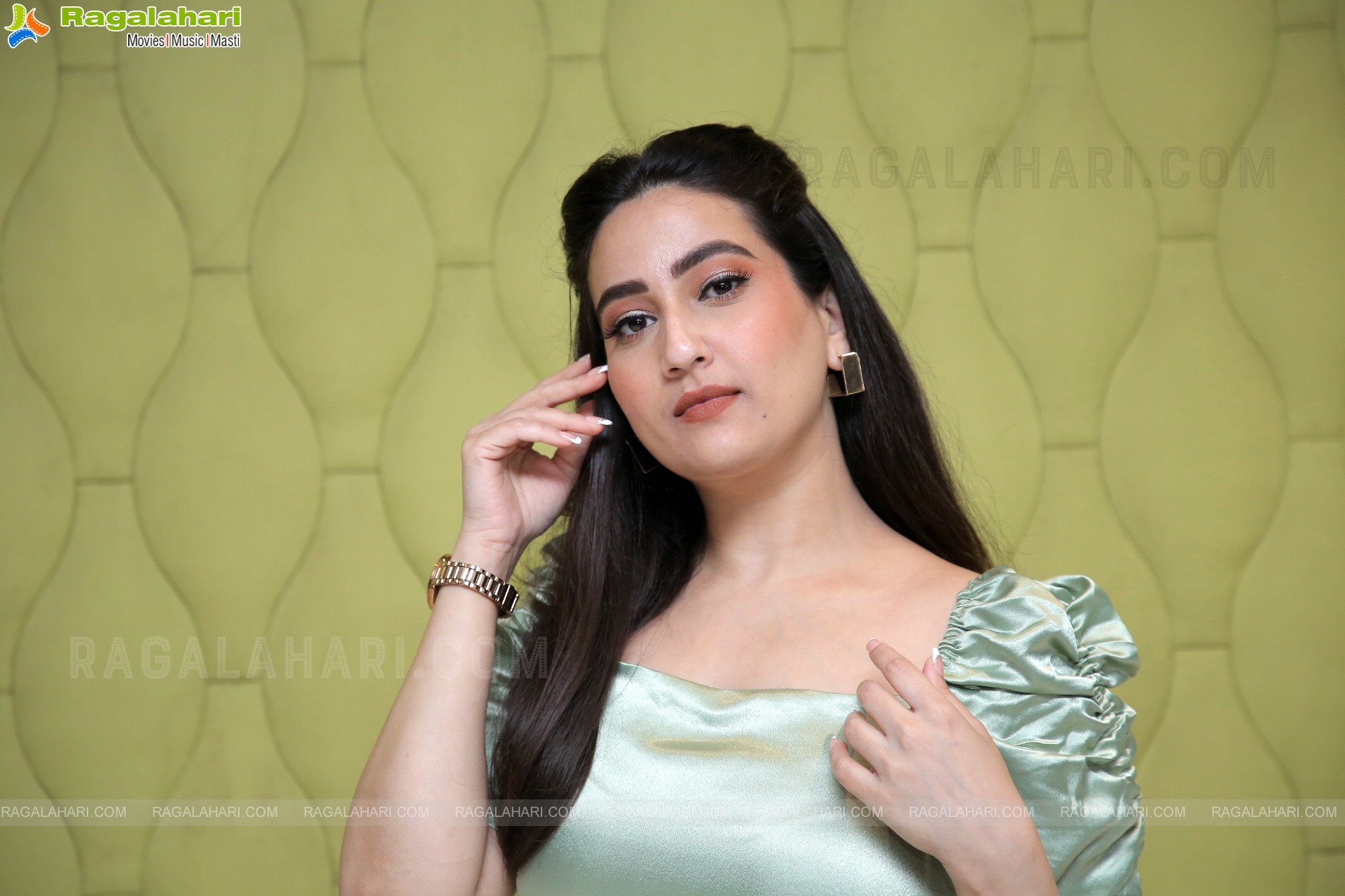 Anchor Manjusha in Mint Green Dress, HD Photo Gallery