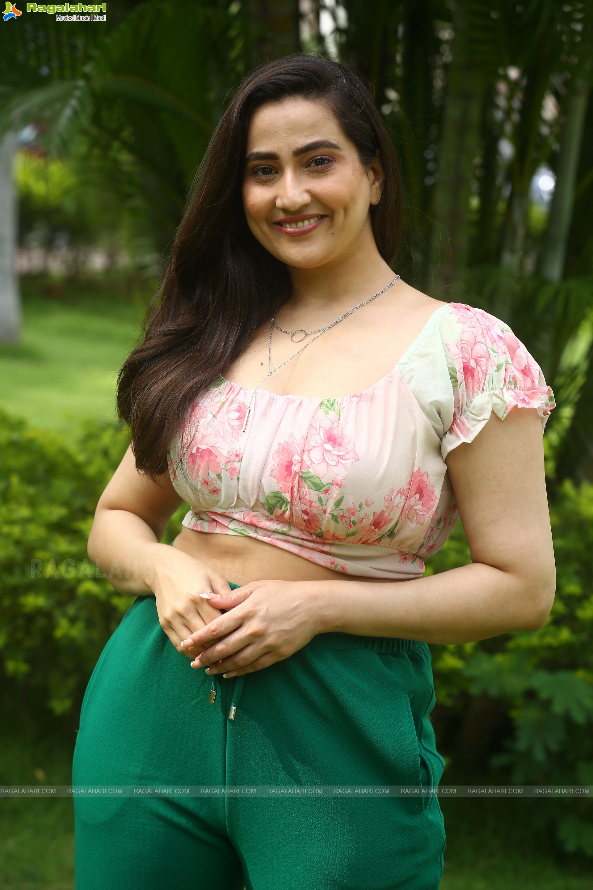 Anchor Manjusha Latest Gorgeous Stills, HD Photo Gallery