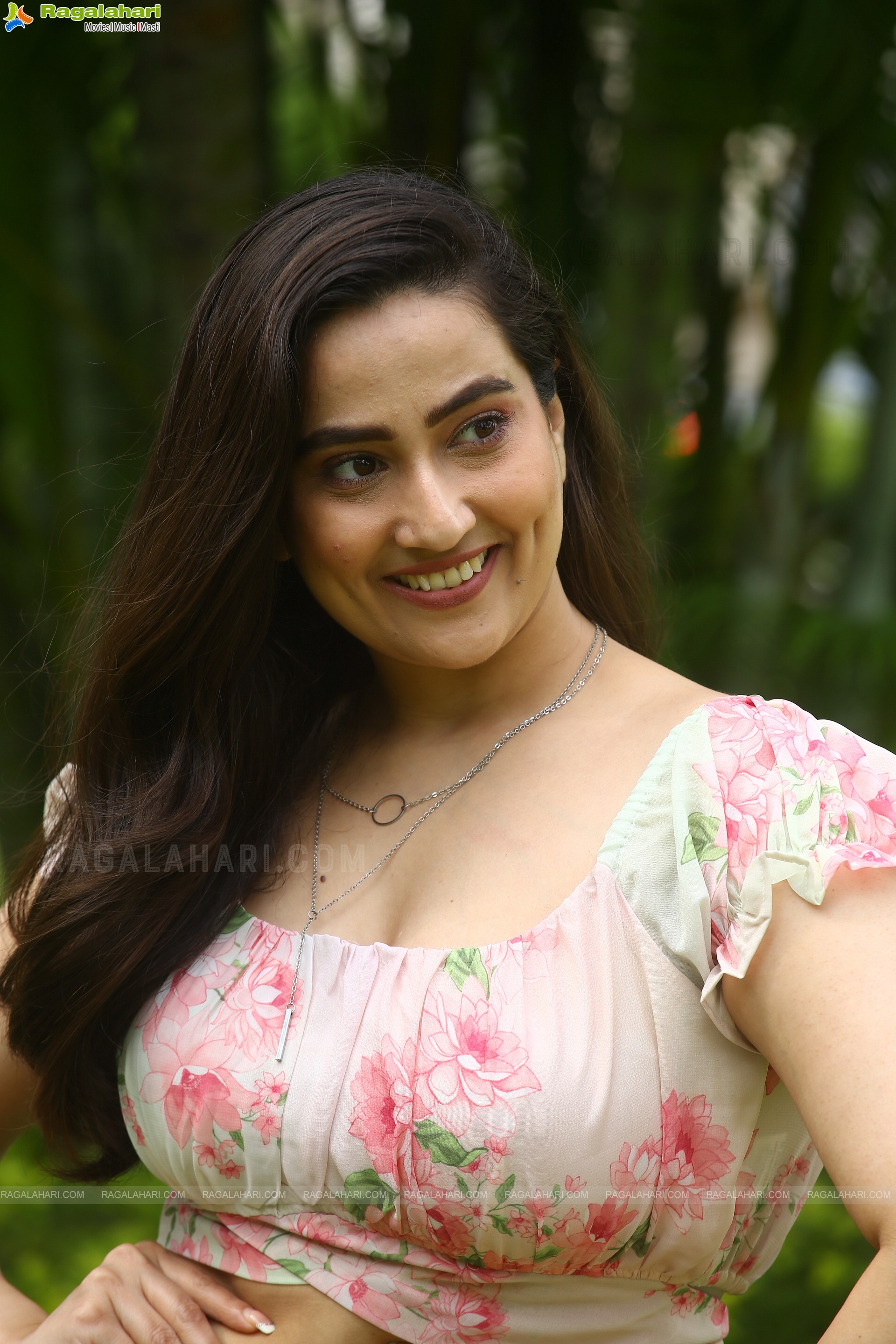 Anchor Manjusha Latest Gorgeous Stills, HD Photo Gallery