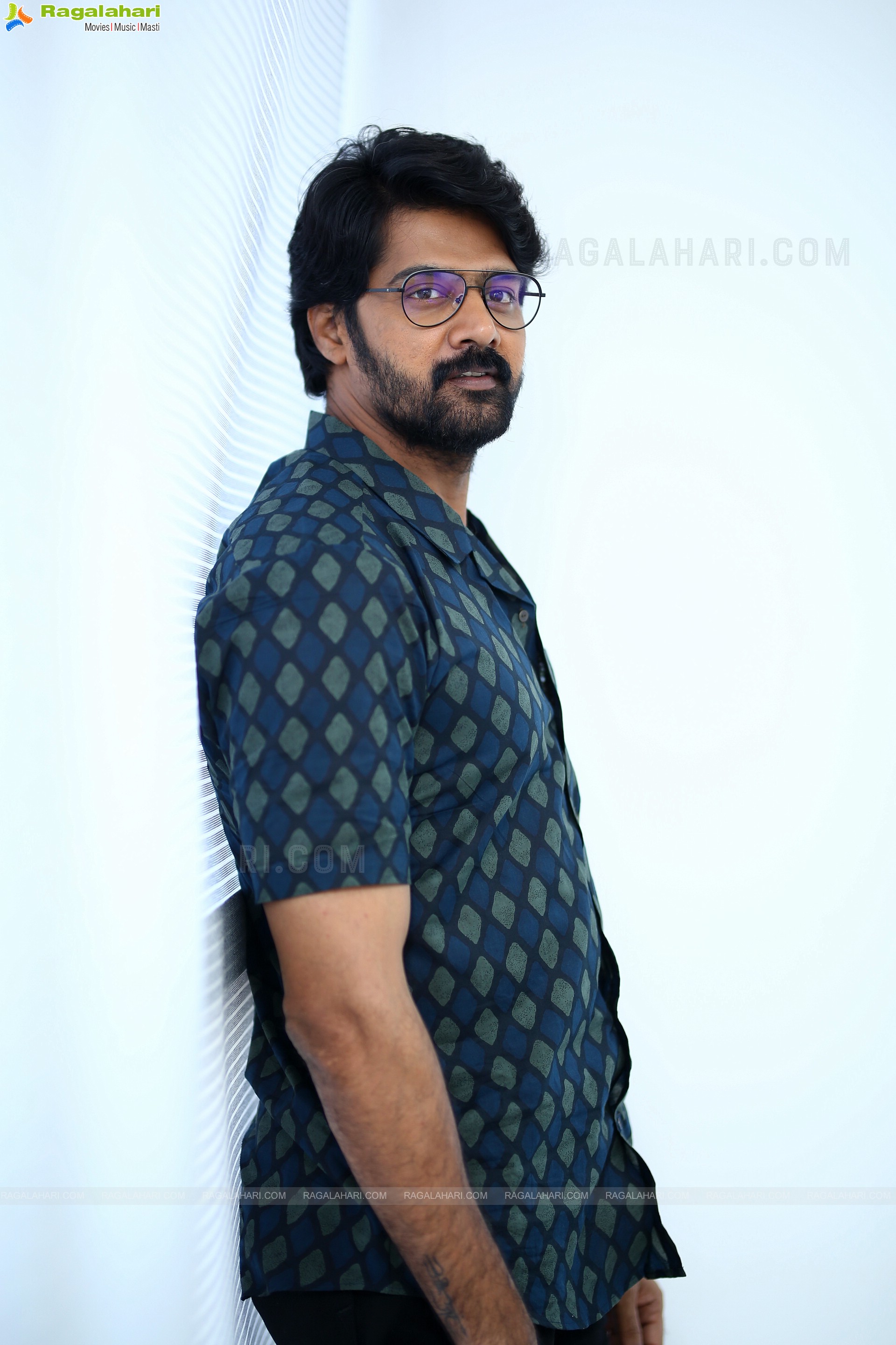 Naveen Chandra at Thaggedhe Le Movie Interview, HD Photo Gallery