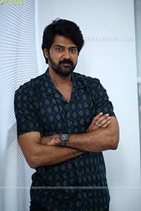 Naveen Chandra at Thaggedhe Le Movie Interview