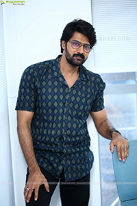 Naveen Chandra at Thaggedhe Le Movie Interview