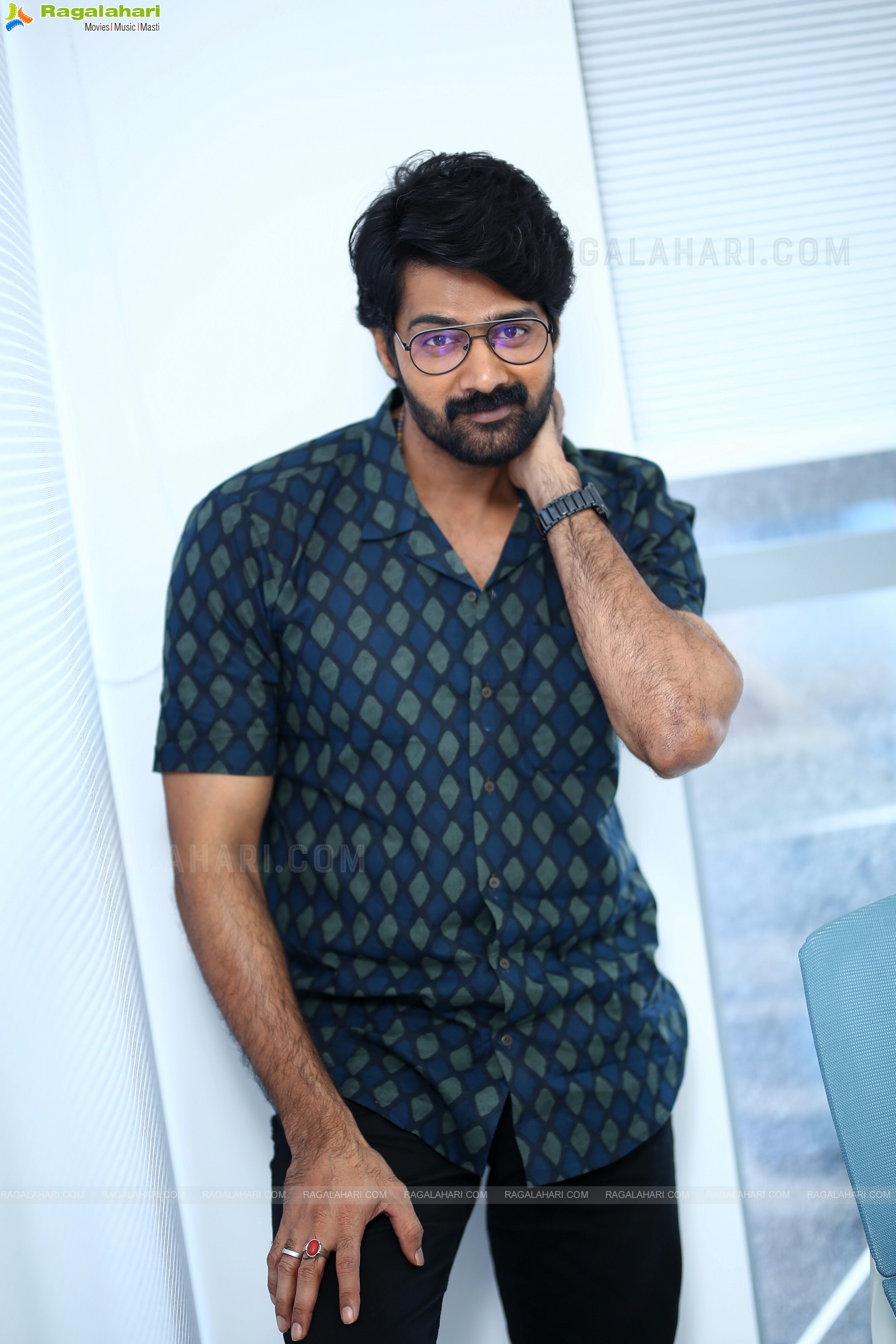 Naveen Chandra at Thaggedhe Le Movie Interview, HD Photo Gallery
