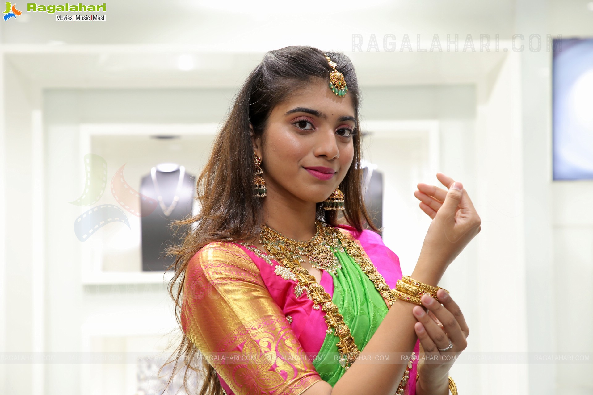 Nikita Choudary Showcases a Collection at Manepally Jewellers Special Diwali Collection Launch