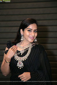 Preethi Singh Poses With Jewellery
