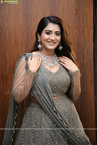 Rashi Singh Poses With Jewellery