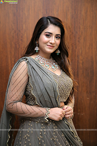 Rashi Singh Poses With Jewellery