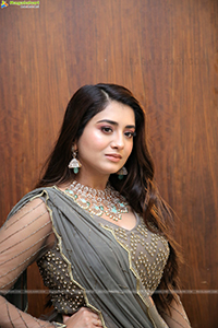 Rashi Singh Poses With Jewellery