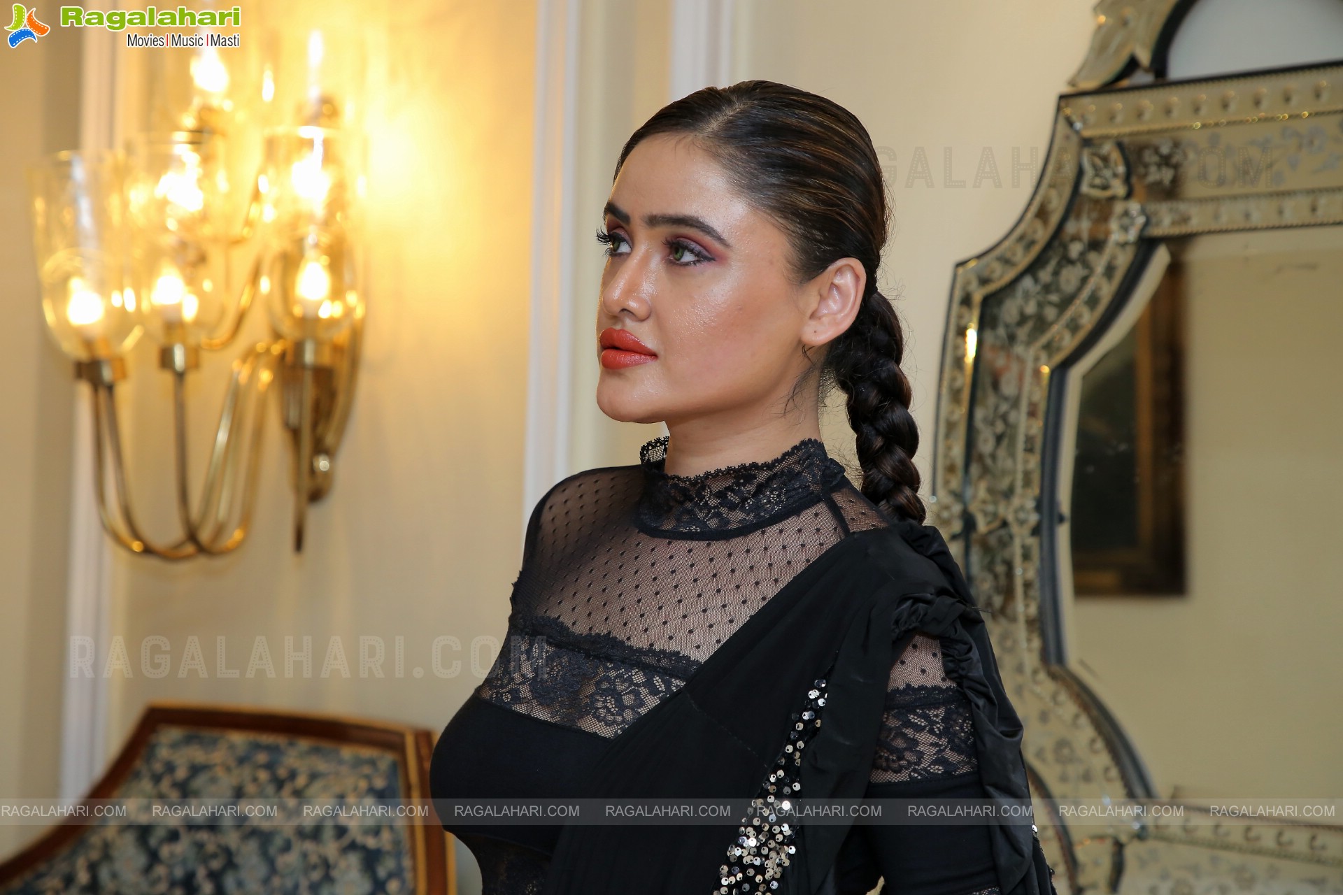 Sony Charishta at Zak Jewels Expo 141st Edition Launch, HD Photo Gallery