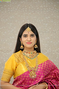 Sravanthi Chokarapu Poses With Jewellery