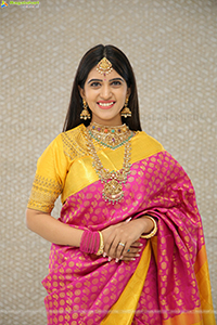 Sravanthi Chokarapu Poses With Jewellery
