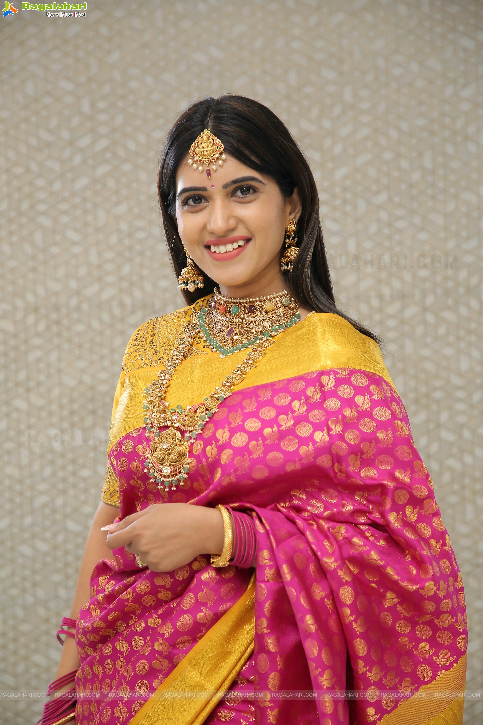Sravanthi Chokarapu Poses With Jewellery, HD Photo Gallery