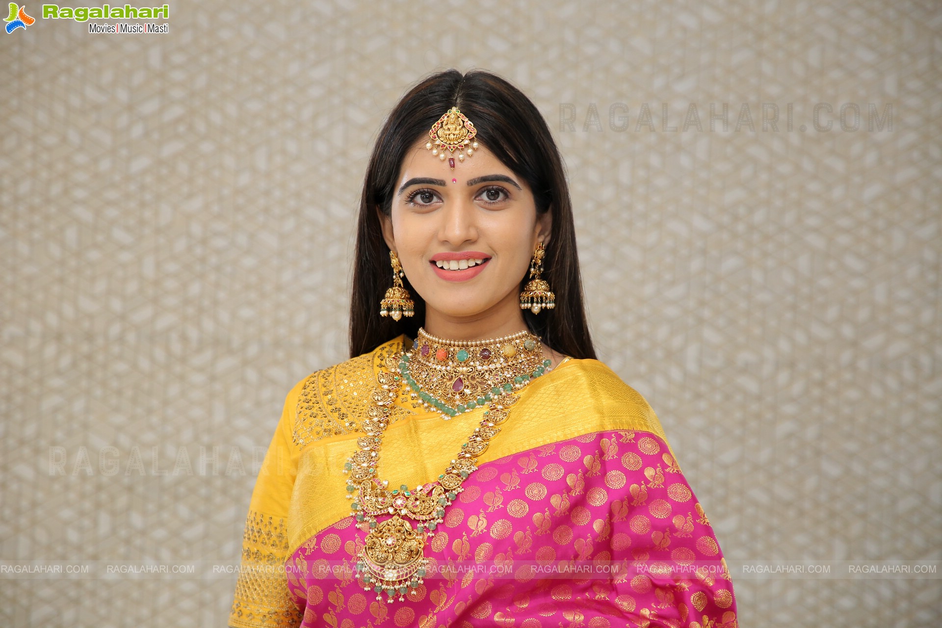 Sravanthi Chokarapu Poses With Jewellery, HD Photo Gallery
