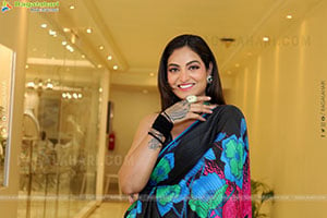 Sharon Fernandes at Sutraa Exhibition, HD Gallery
