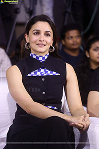 Alia Bhatt at Jigra Pre Release Event, HD Gallery 