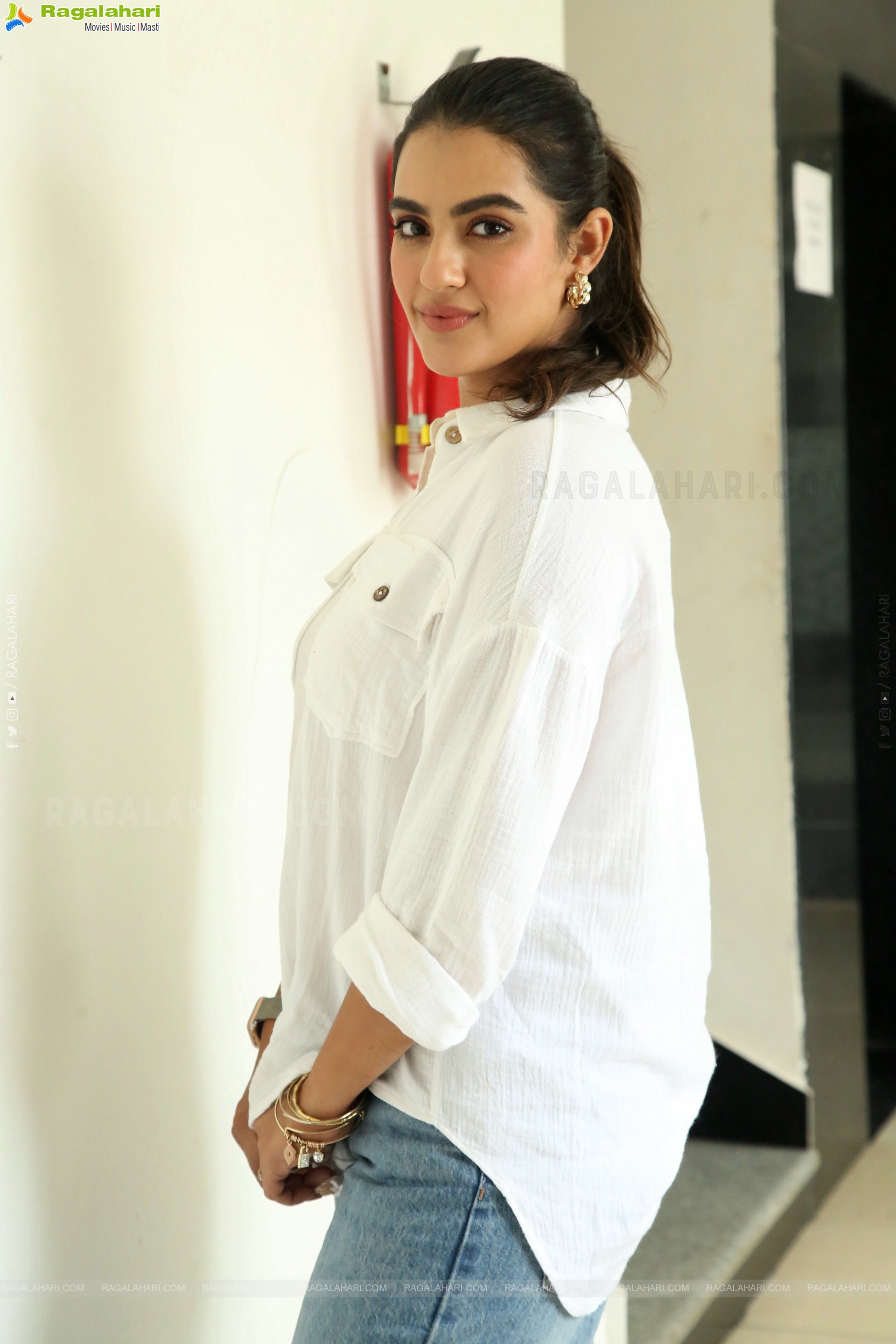 Kavya Thapar Latest Photoshoot Stills, HD Gallery