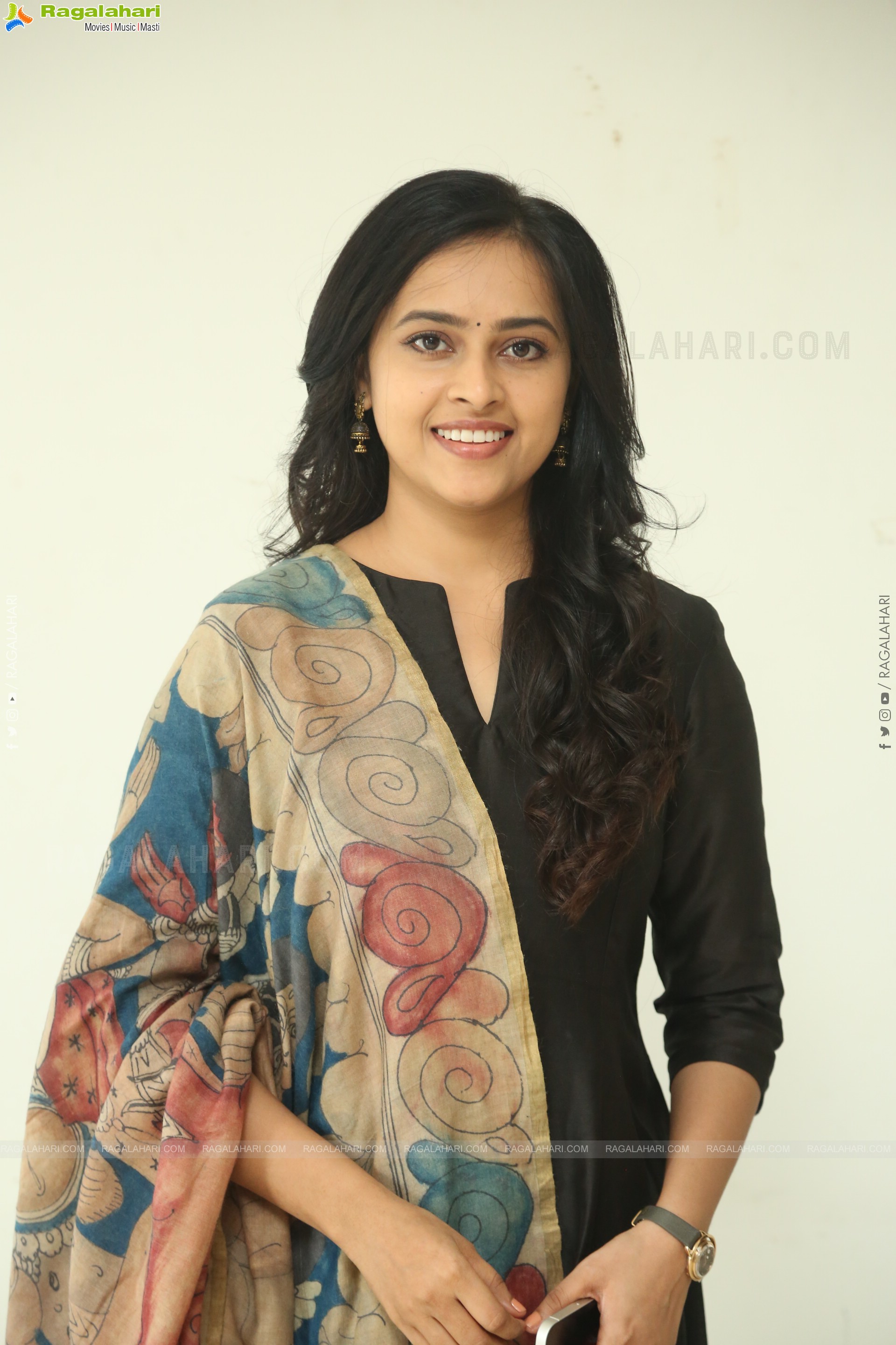 Heroine Sri Divya at Sathyam Sundaram Success Meet, HD Gallery