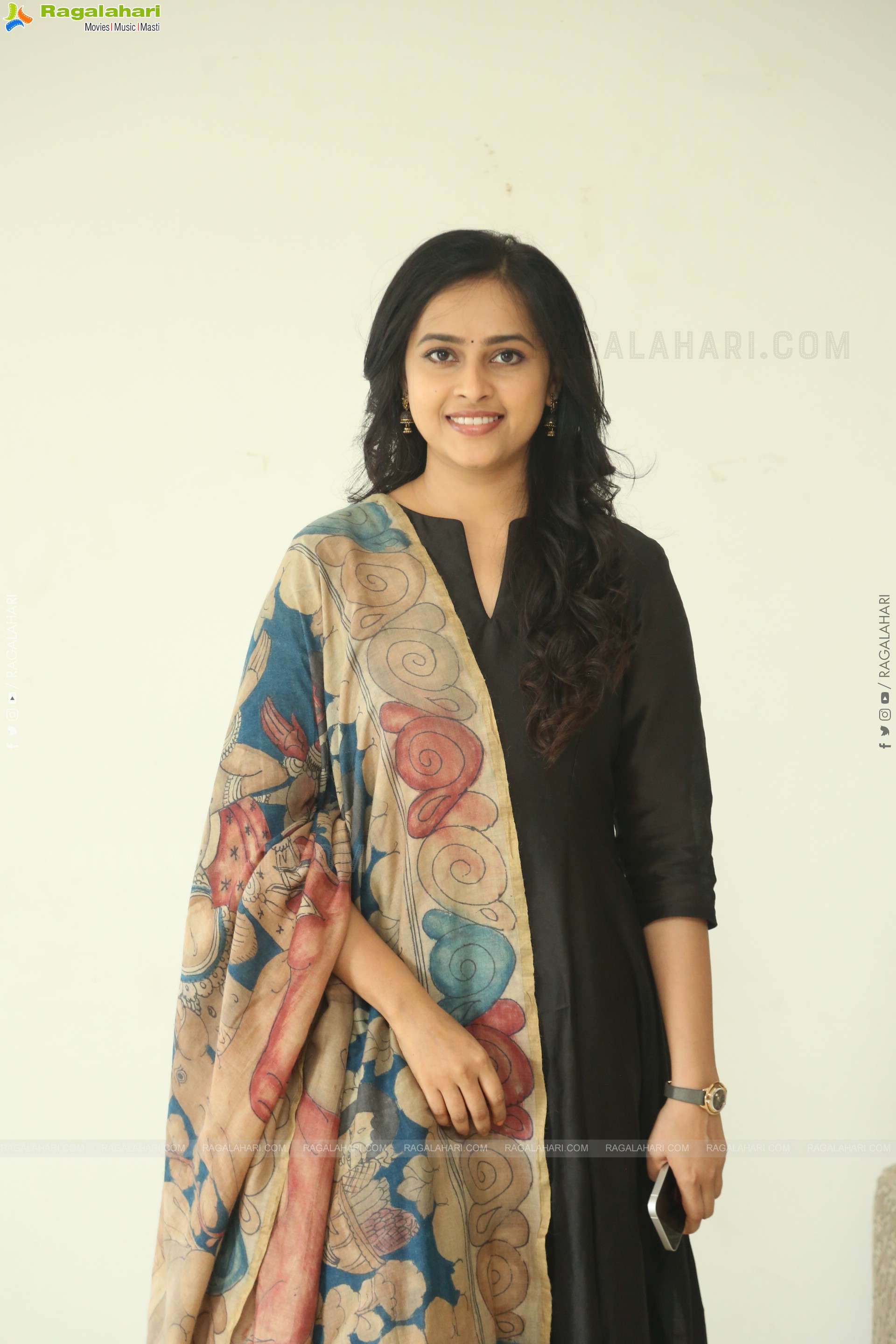 Heroine Sri Divya at Sathyam Sundaram Success Meet, HD Gallery