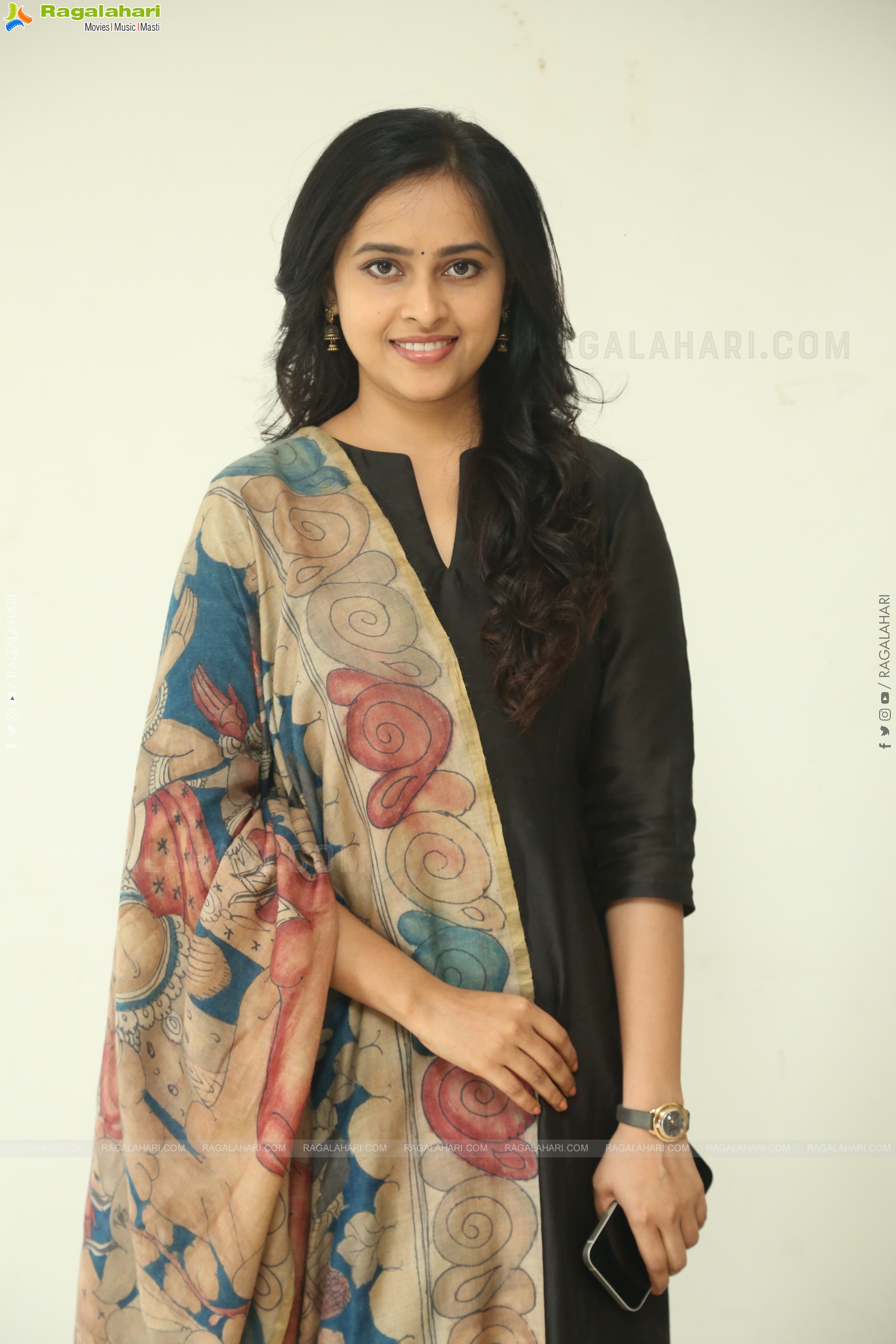 Heroine Sri Divya at Sathyam Sundaram Success Meet, HD Gallery