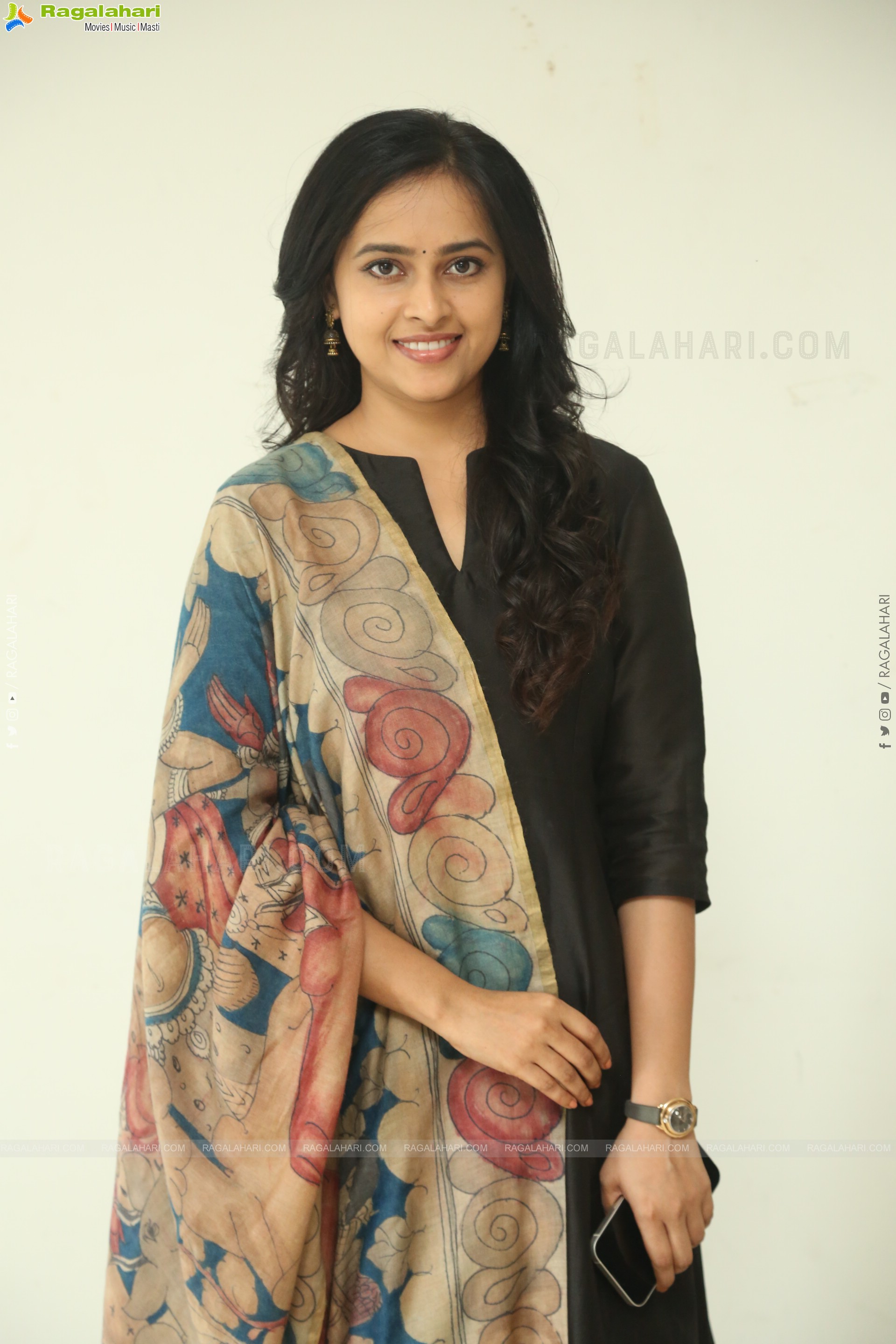 Heroine Sri Divya at Sathyam Sundaram Success Meet, HD Gallery