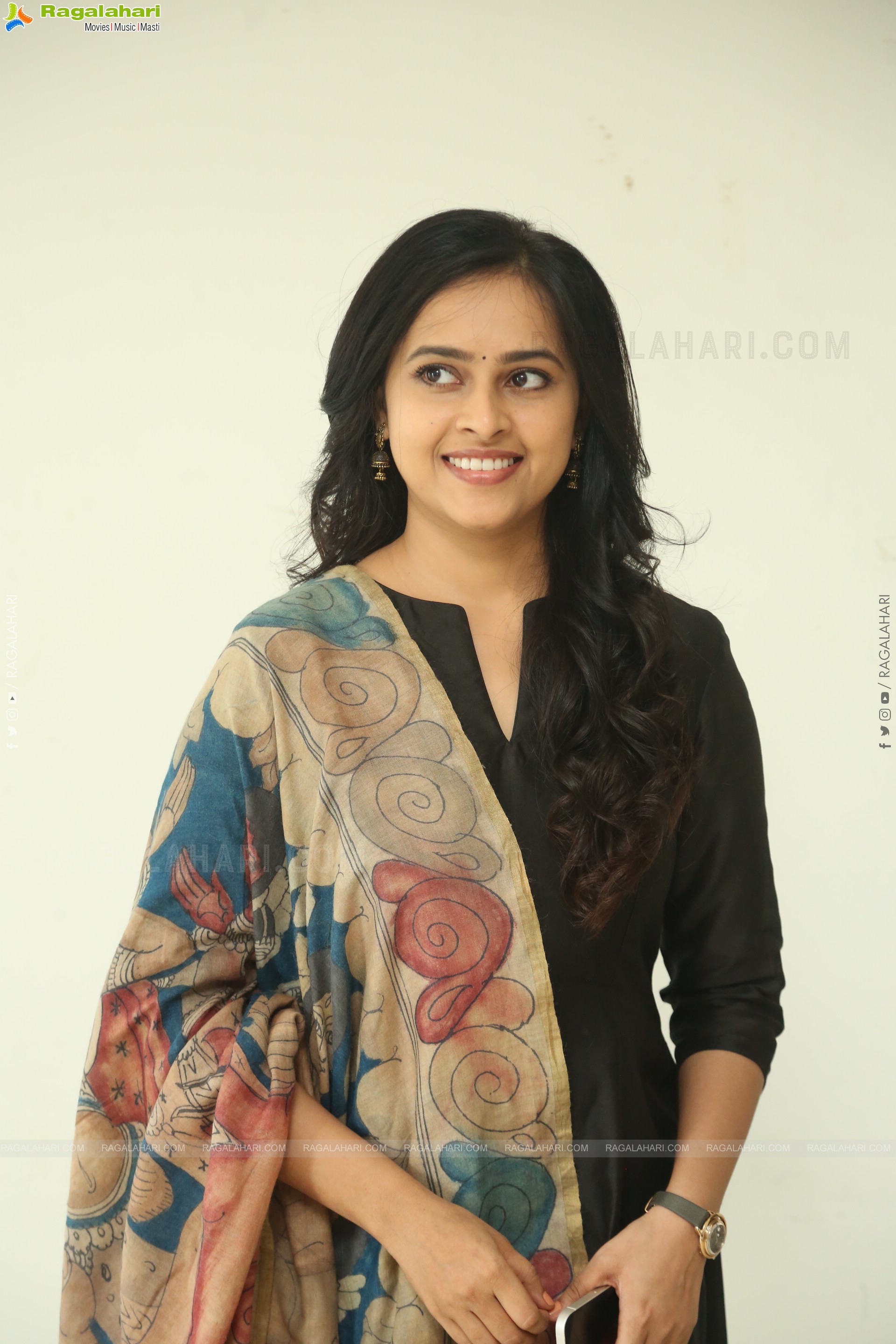 Heroine Sri Divya at Sathyam Sundaram Success Meet, HD Gallery