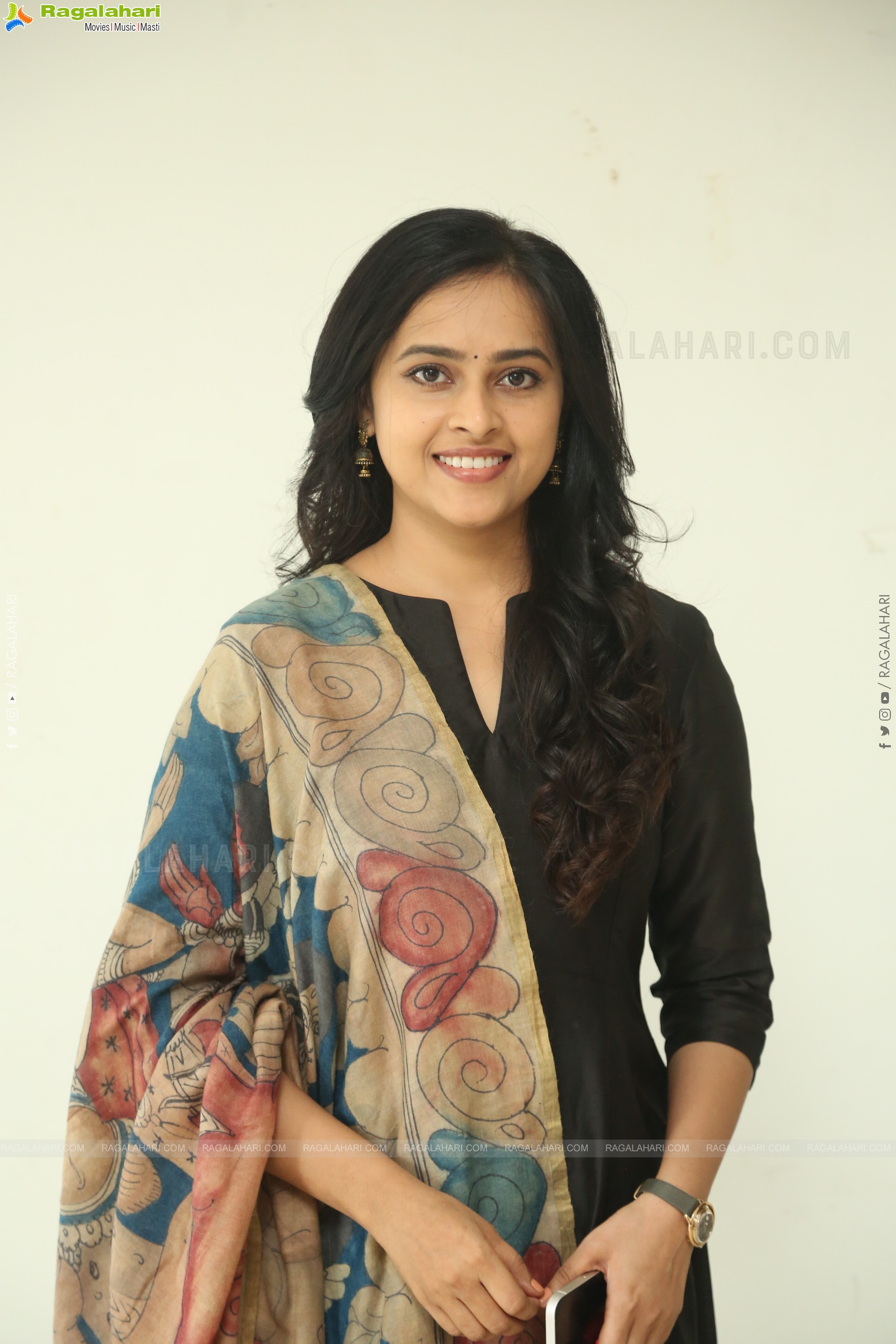 Heroine Sri Divya at Sathyam Sundaram Success Meet, HD Gallery