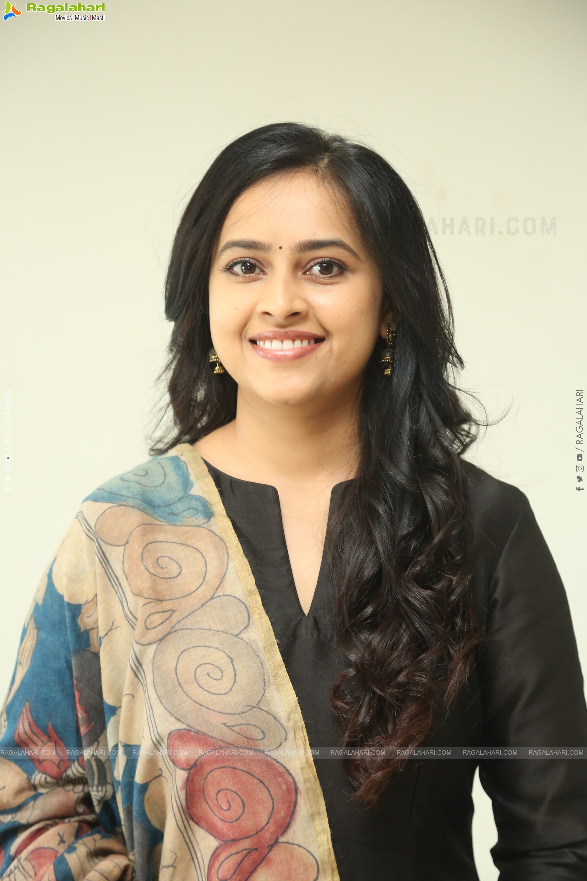 Heroine Sri Divya at Sathyam Sundaram Success Meet, HD Gallery