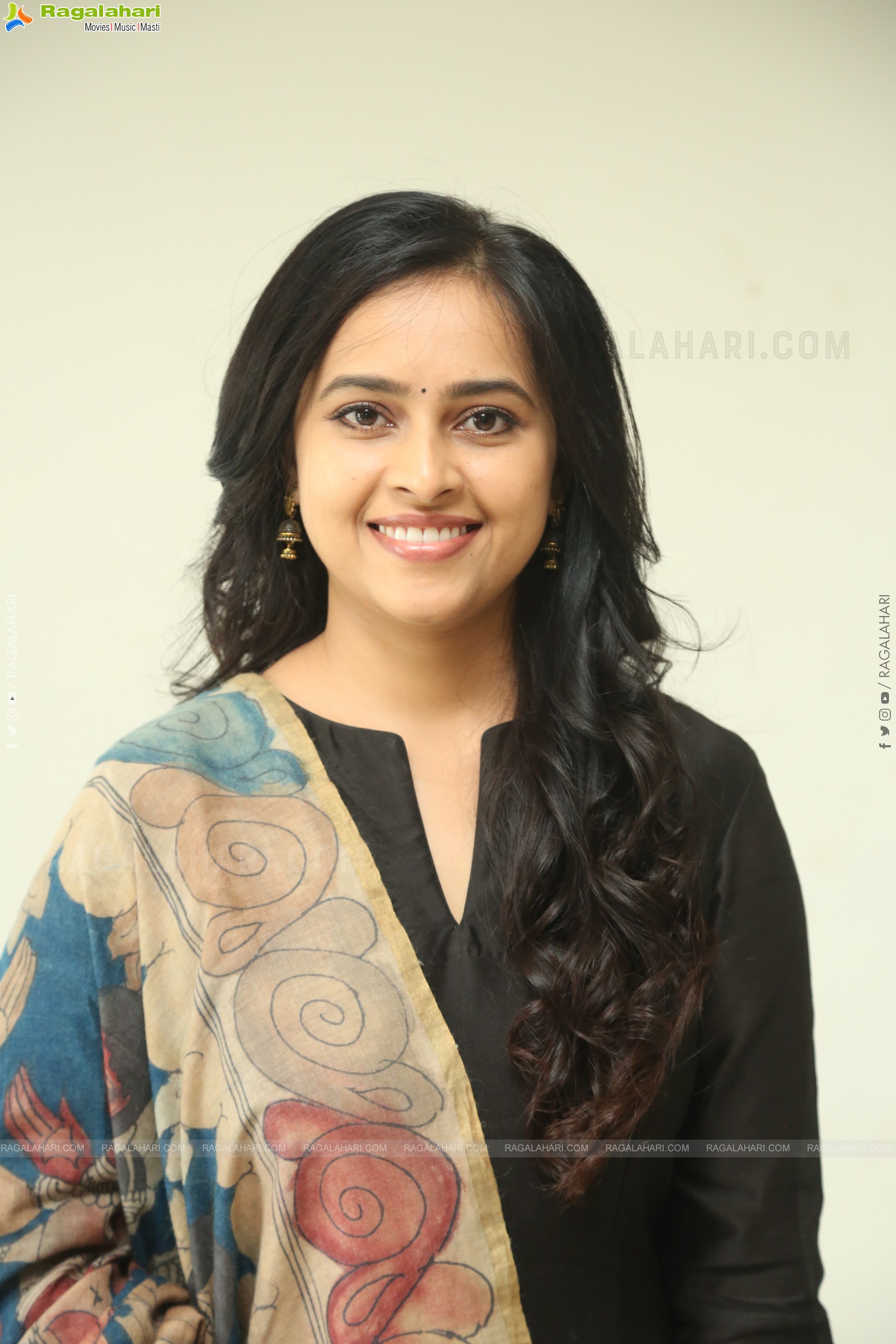 Heroine Sri Divya at Sathyam Sundaram Success Meet, HD Gallery