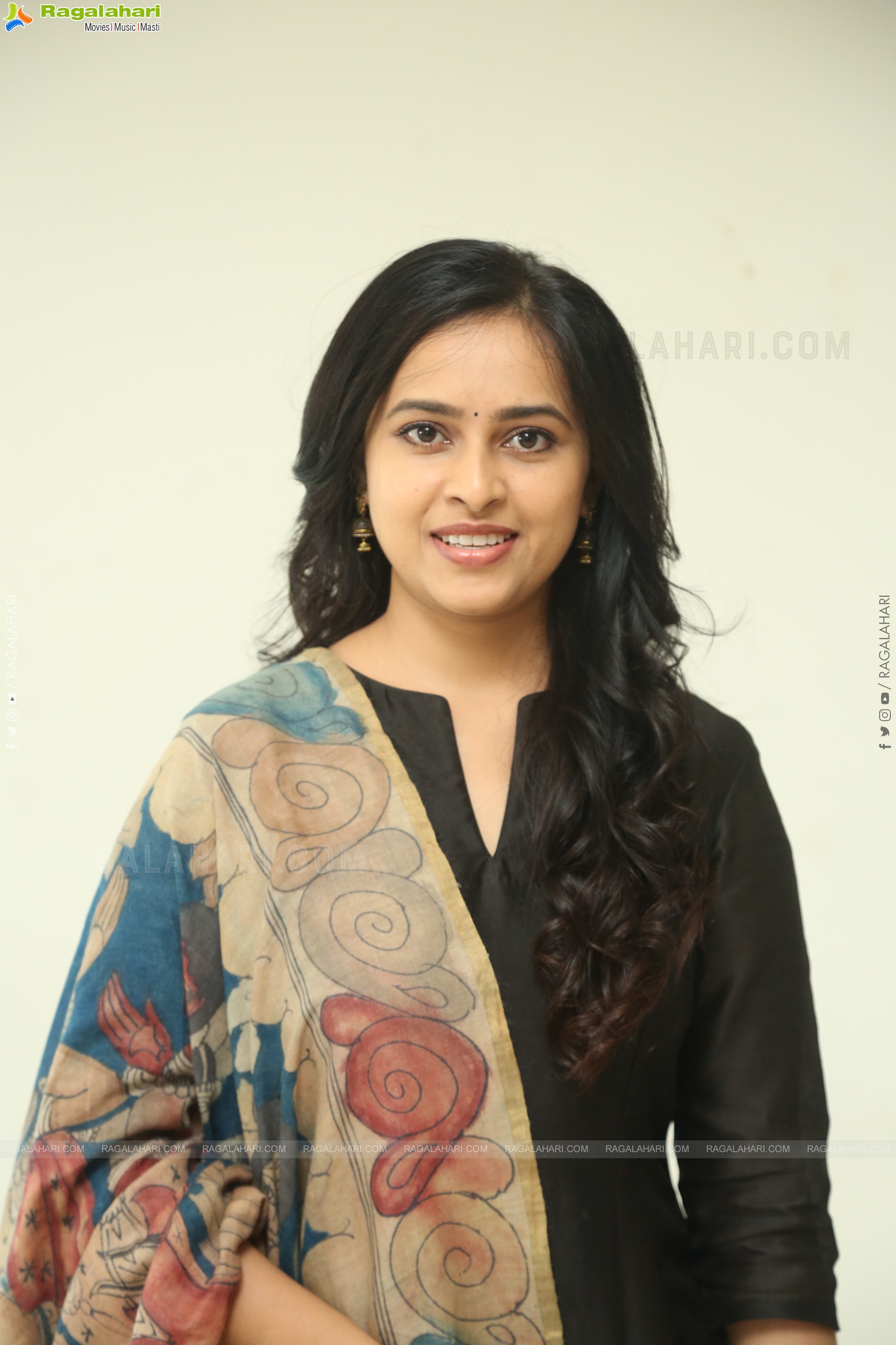 Heroine Sri Divya at Sathyam Sundaram Success Meet, HD Gallery