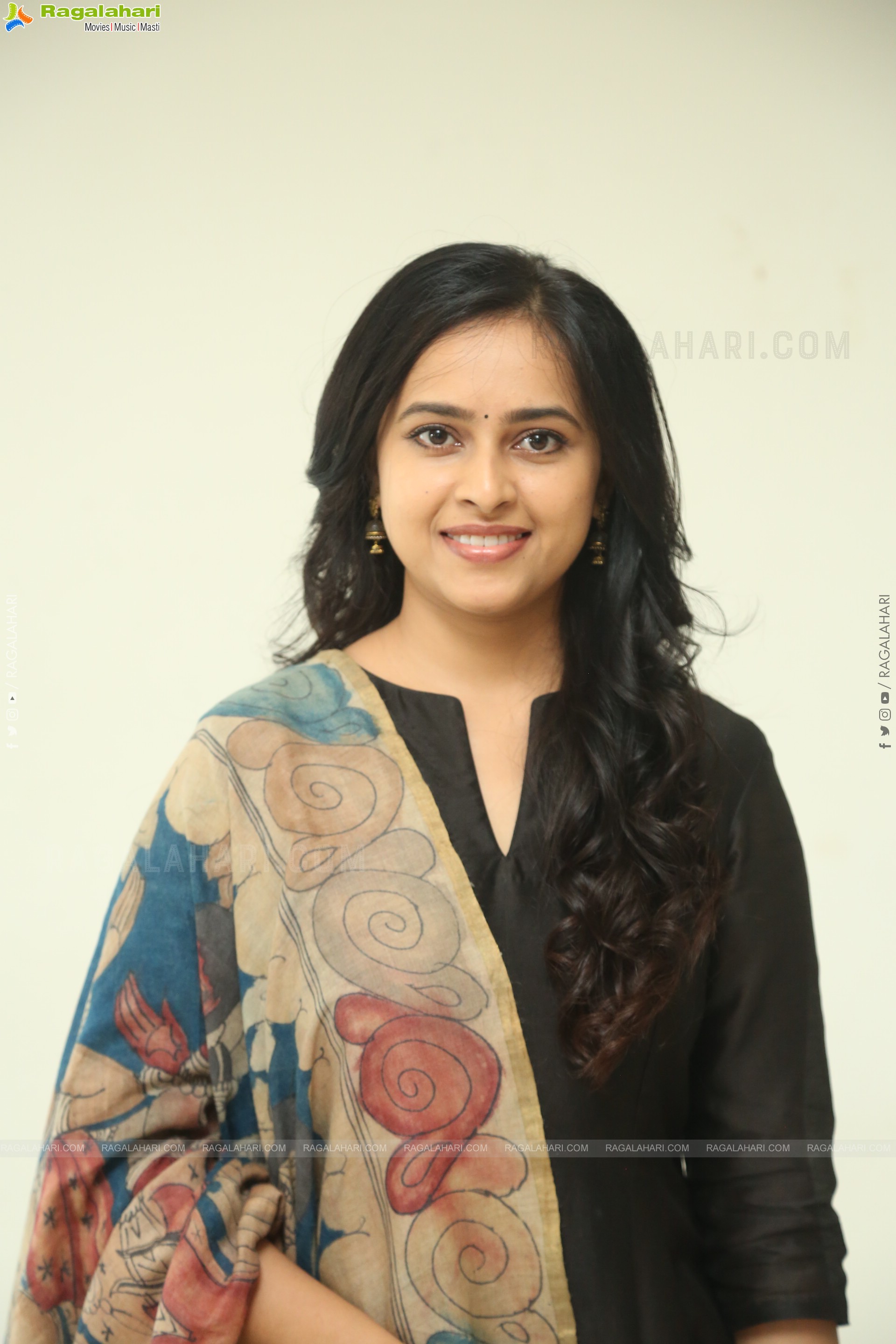 Heroine Sri Divya at Sathyam Sundaram Success Meet, HD Gallery