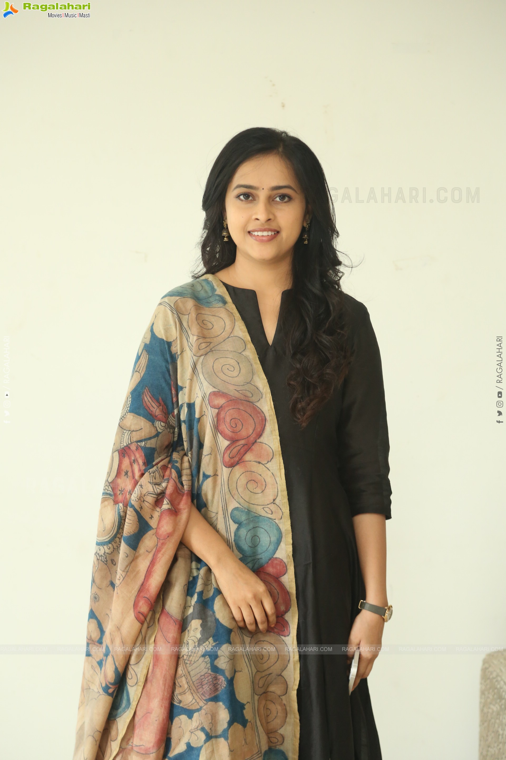 Heroine Sri Divya at Sathyam Sundaram Success Meet, HD Gallery