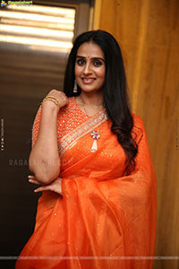Laya stills in Traditional Saree, HD Gallery