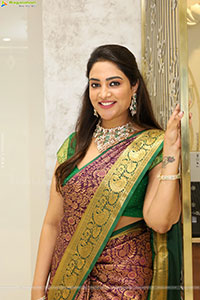 Nirupama poses with Traditional Jewellery, HD Gallery